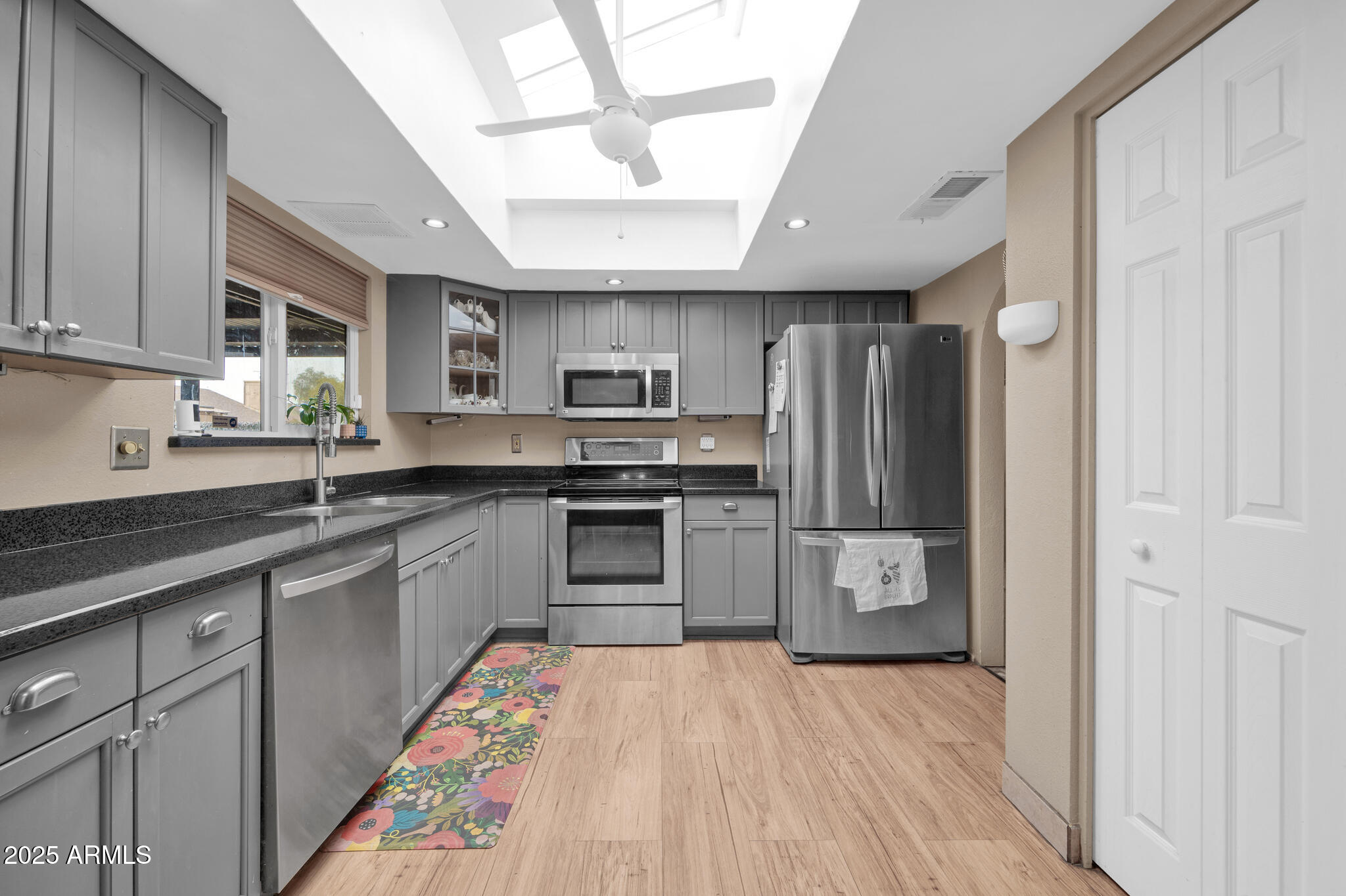 7337 W CLAREMONT Street