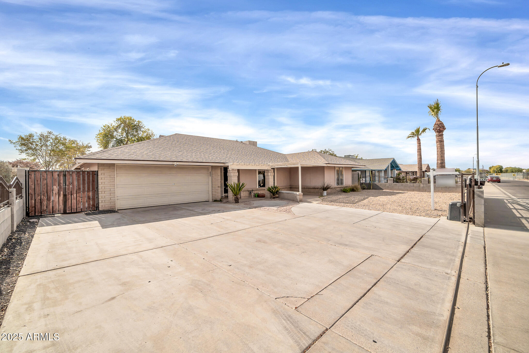 7337 W CLAREMONT Street