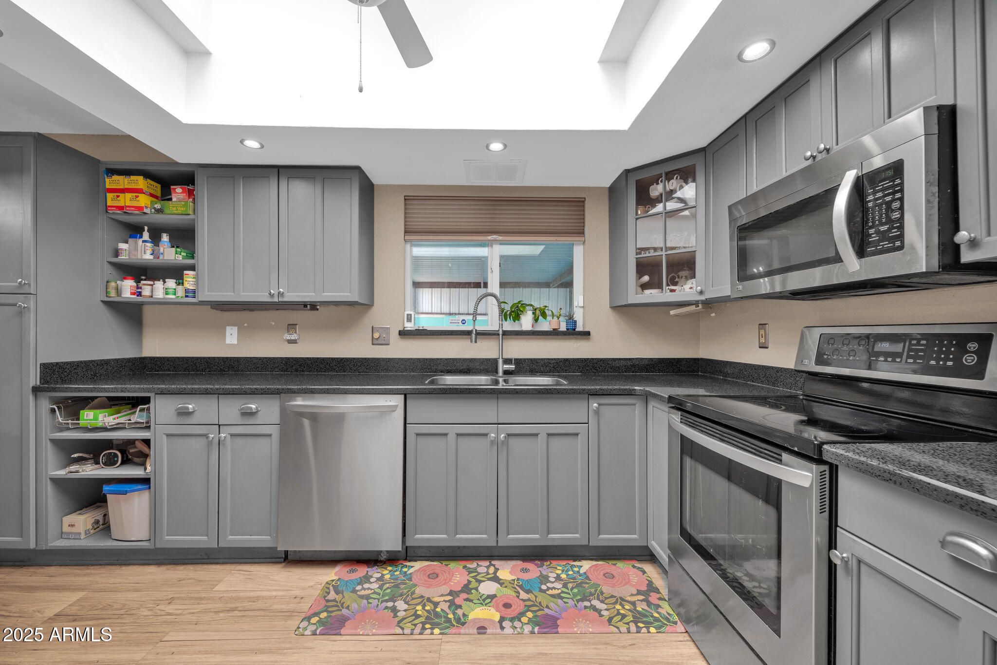 7337 W CLAREMONT Street