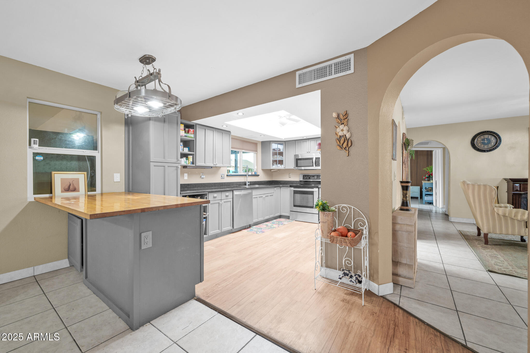 7337 W CLAREMONT Street