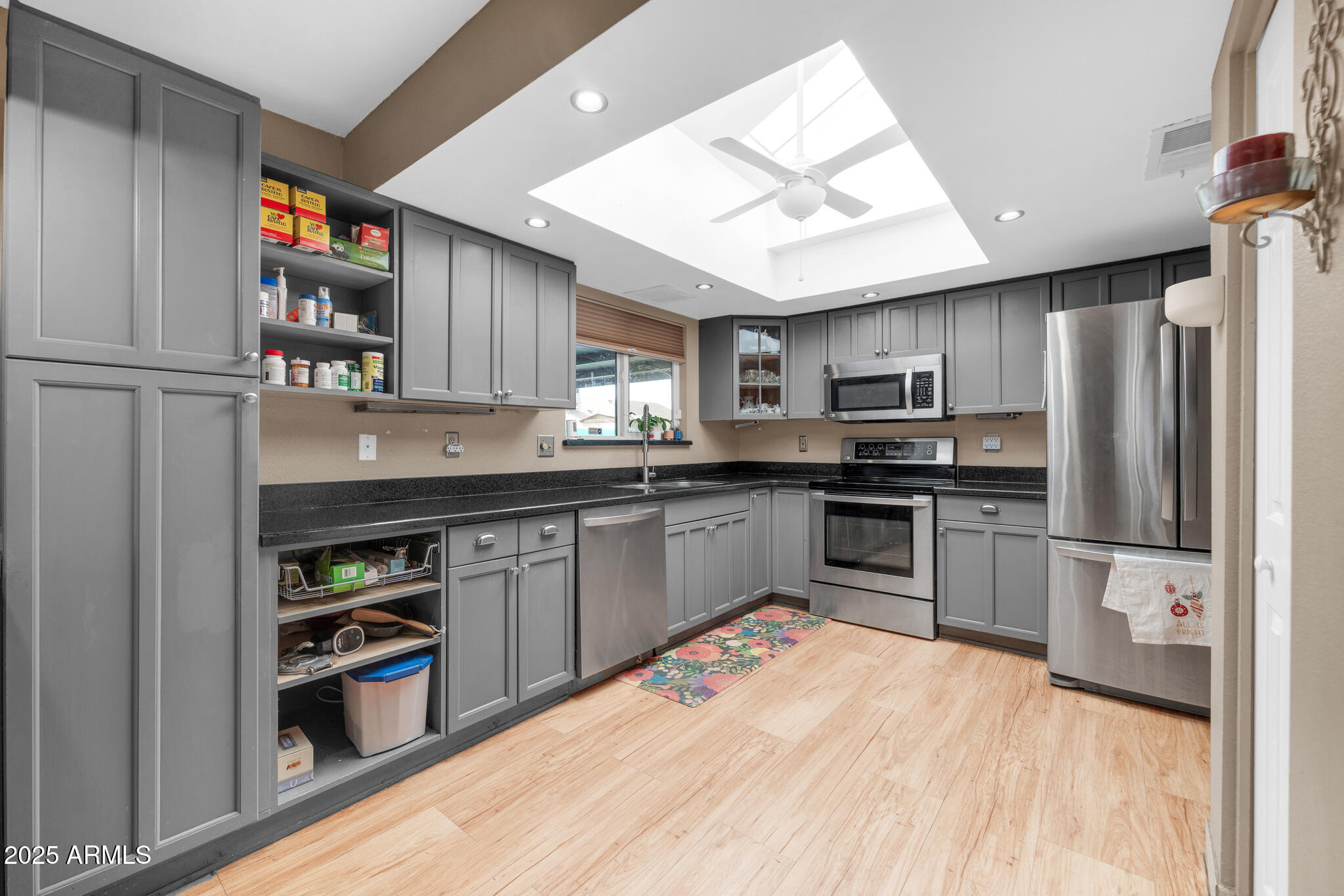 7337 W CLAREMONT Street