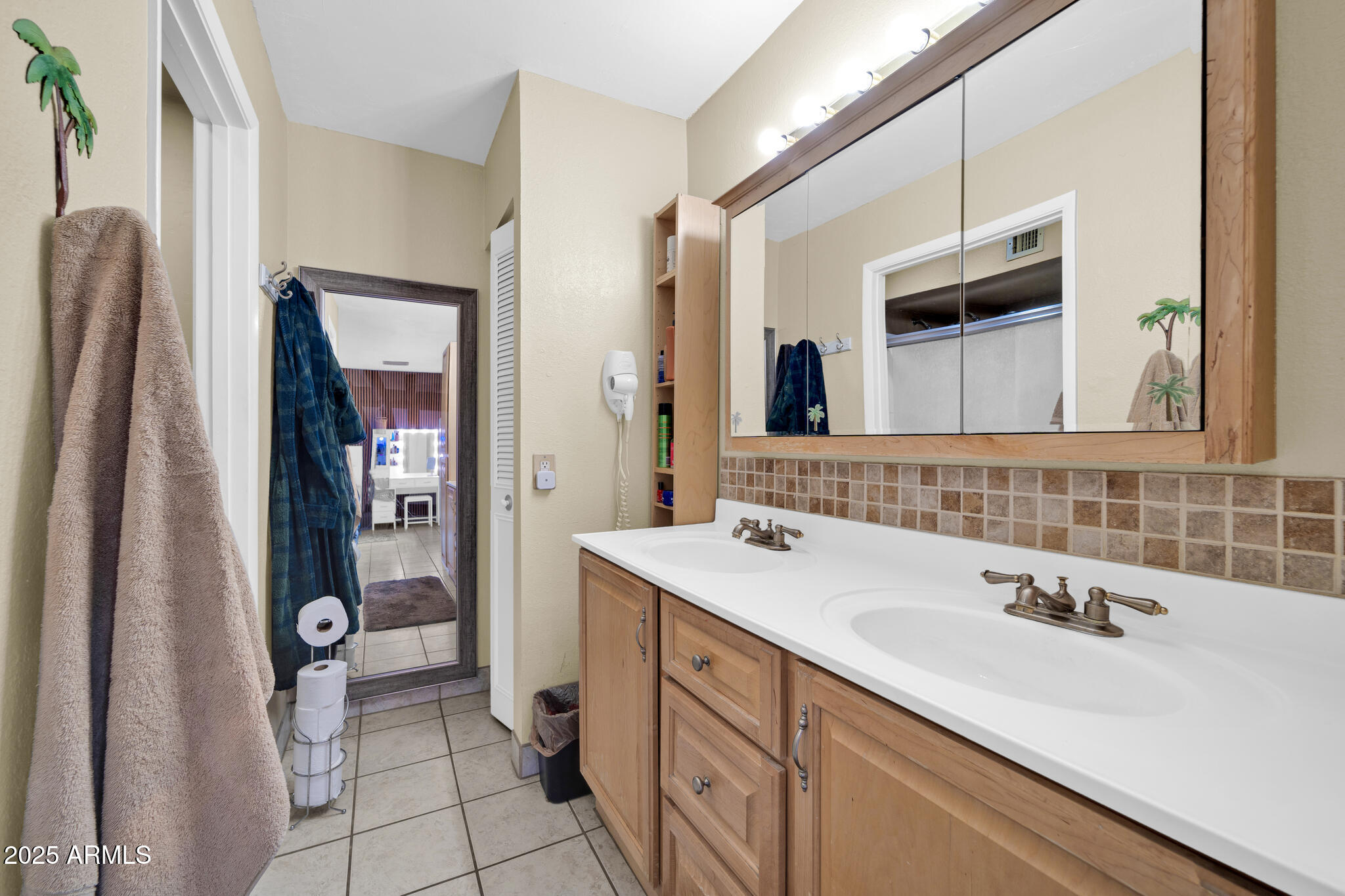 7337 W CLAREMONT Street