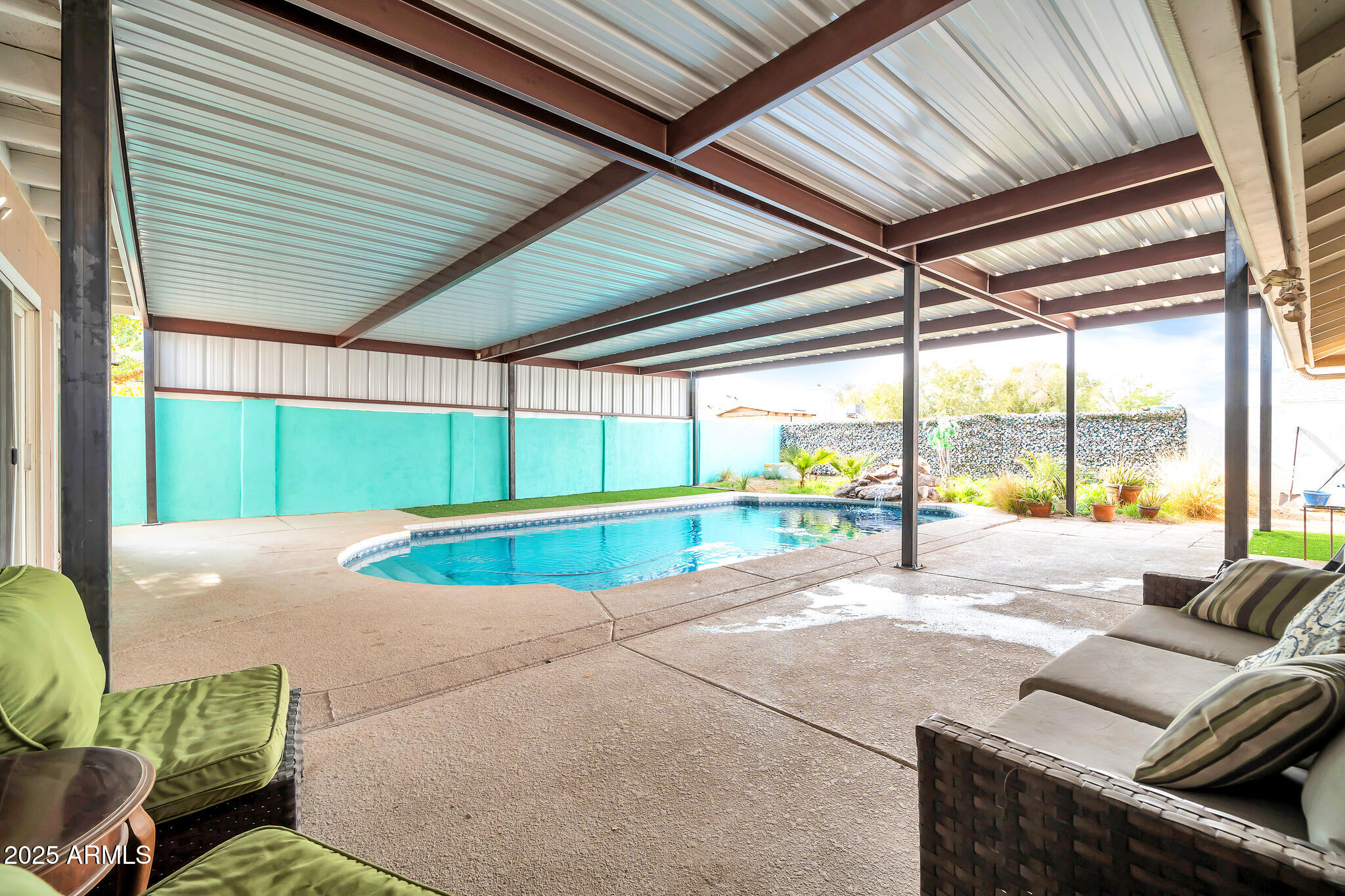 7337 W CLAREMONT Street