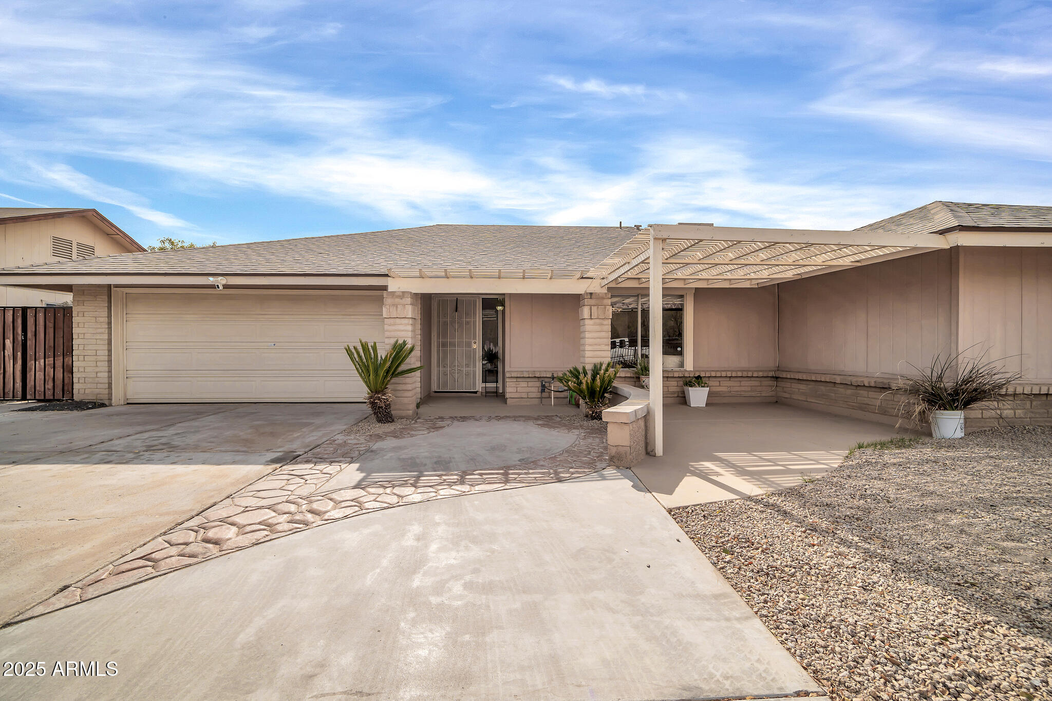 7337 W CLAREMONT Street