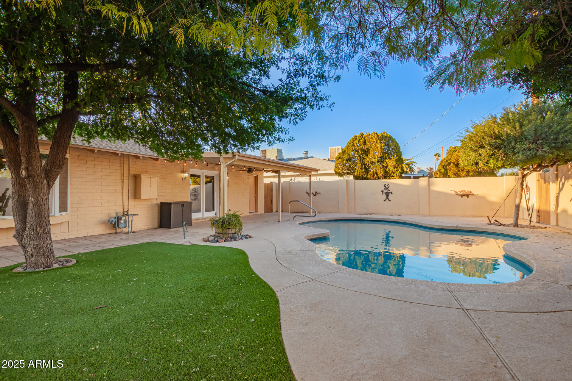 2607 N 74TH Place
