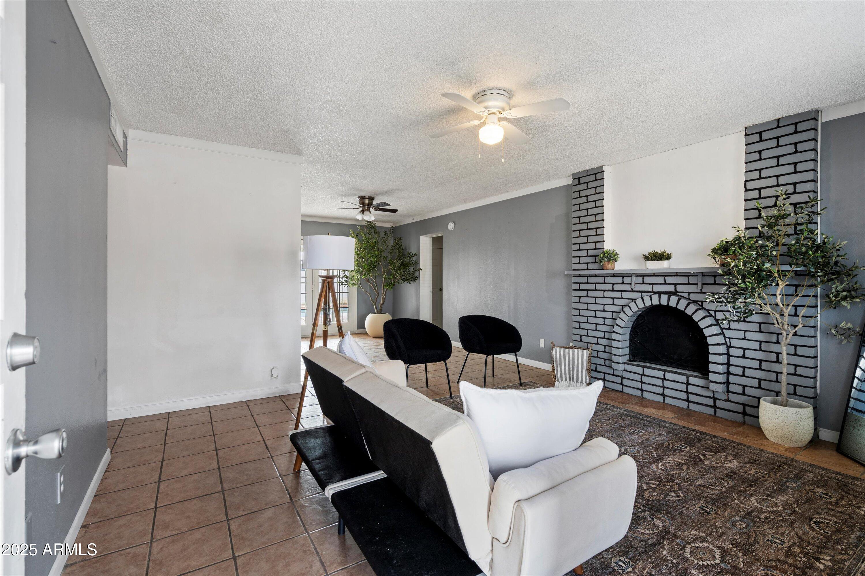 6015 W WHITTON Avenue