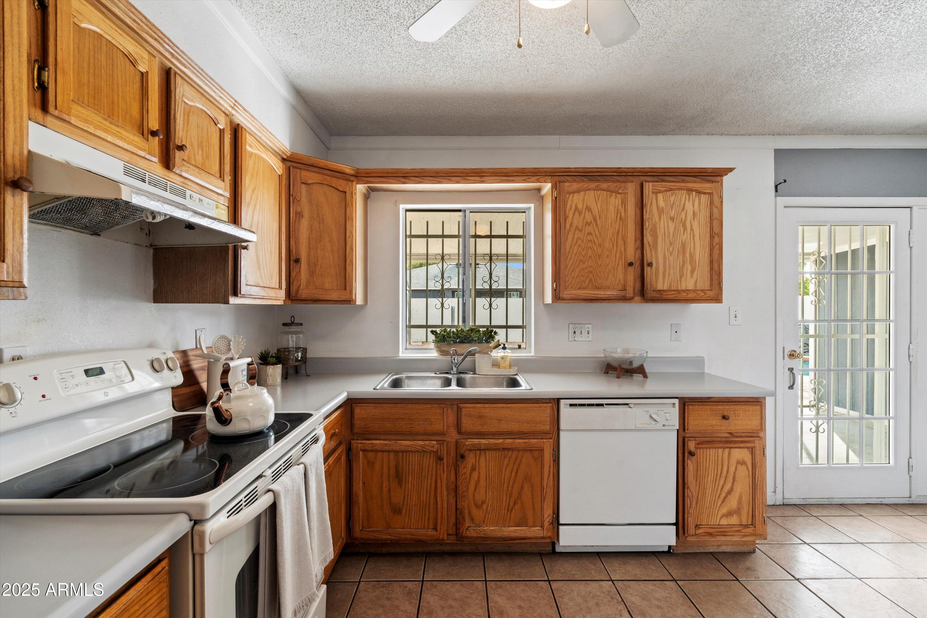 6015 W WHITTON Avenue