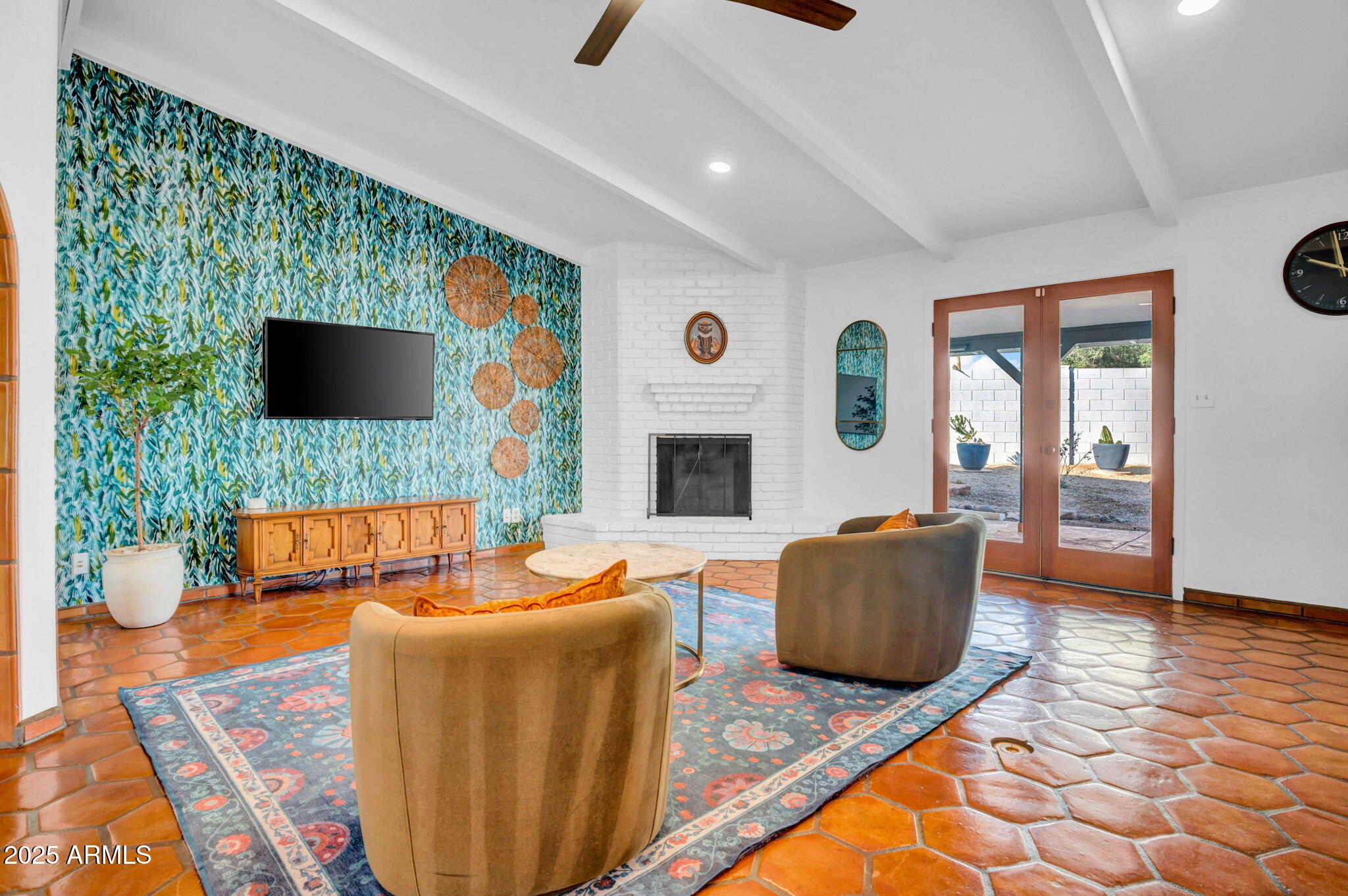 214 E MARCONI Avenue