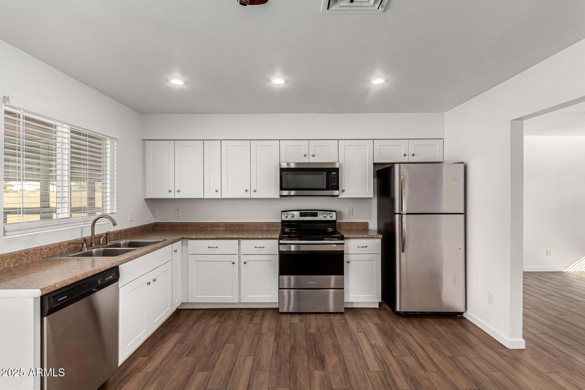 3214 W GROVERS Avenue