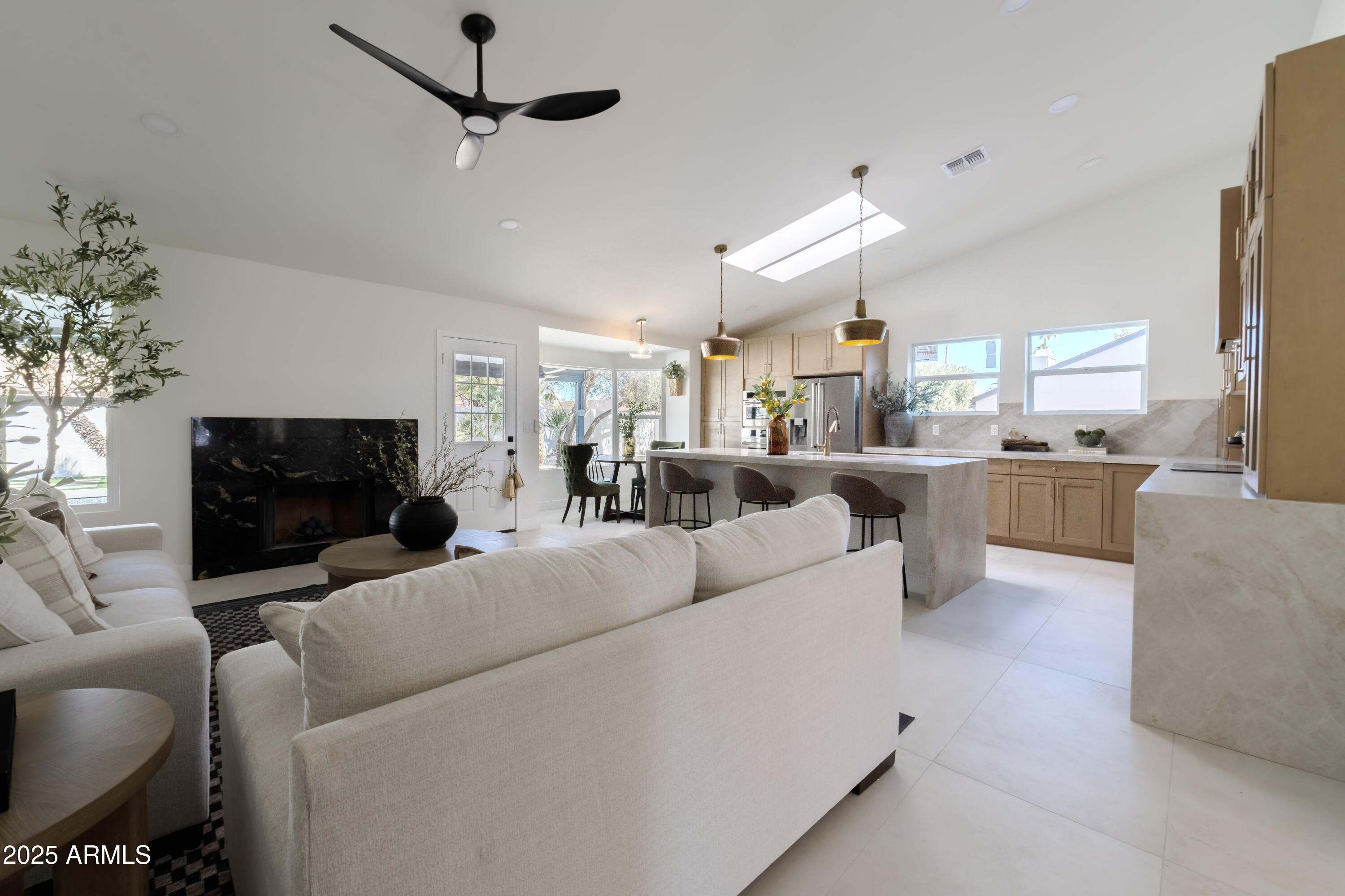 4528 E SUNNYSIDE Lane