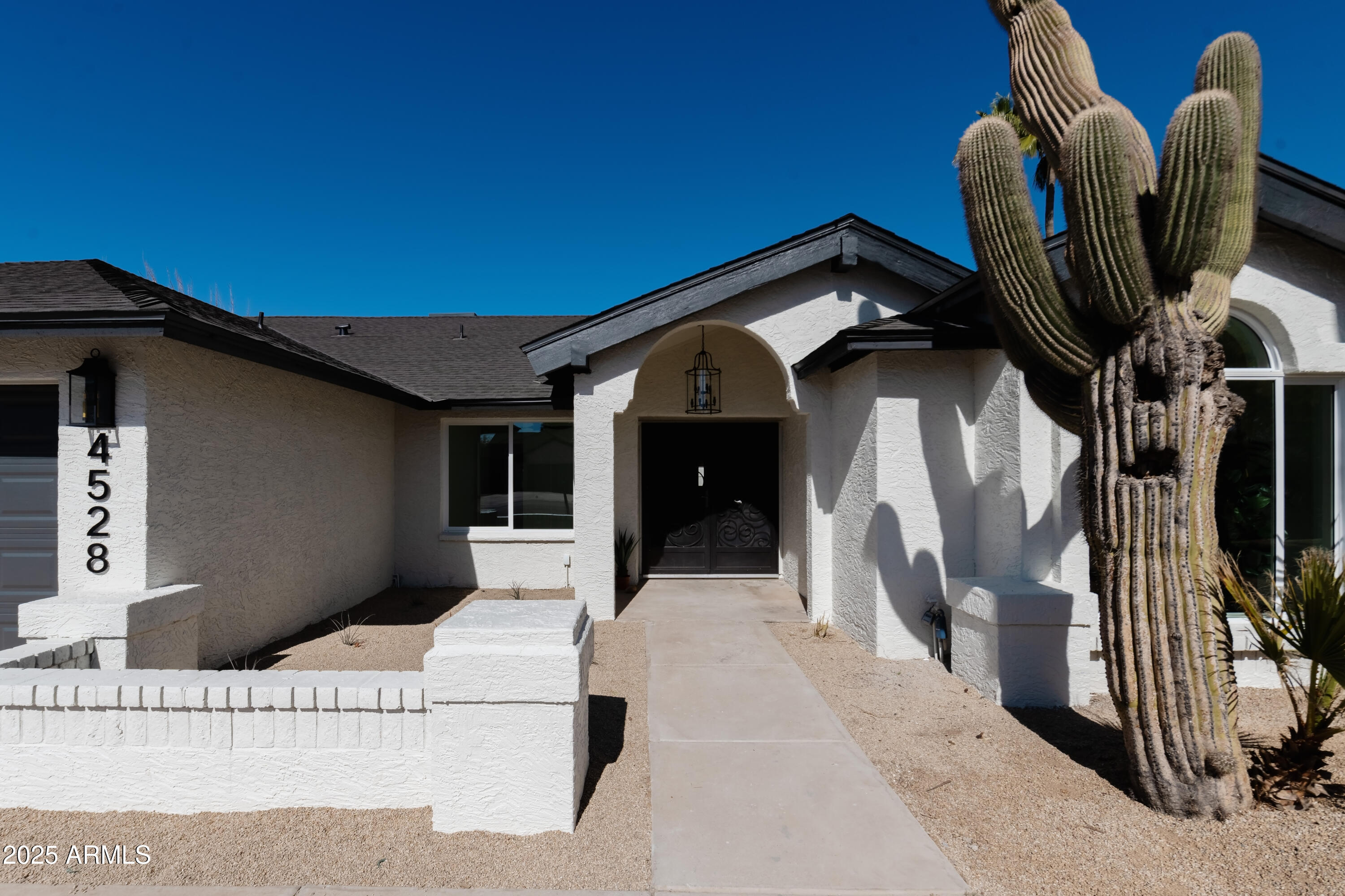 4528 E SUNNYSIDE Lane