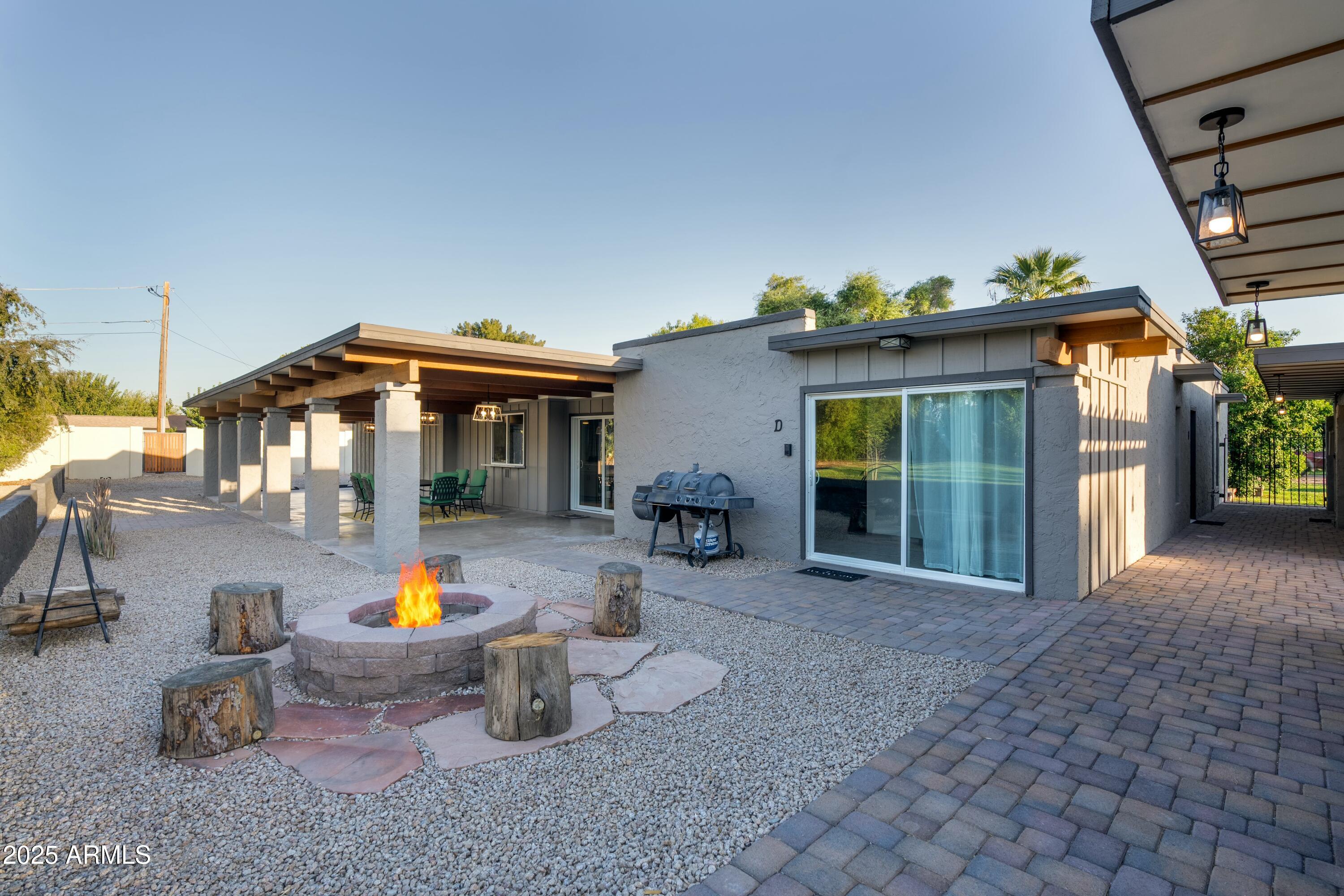 2106 W SHAWNEE Drive