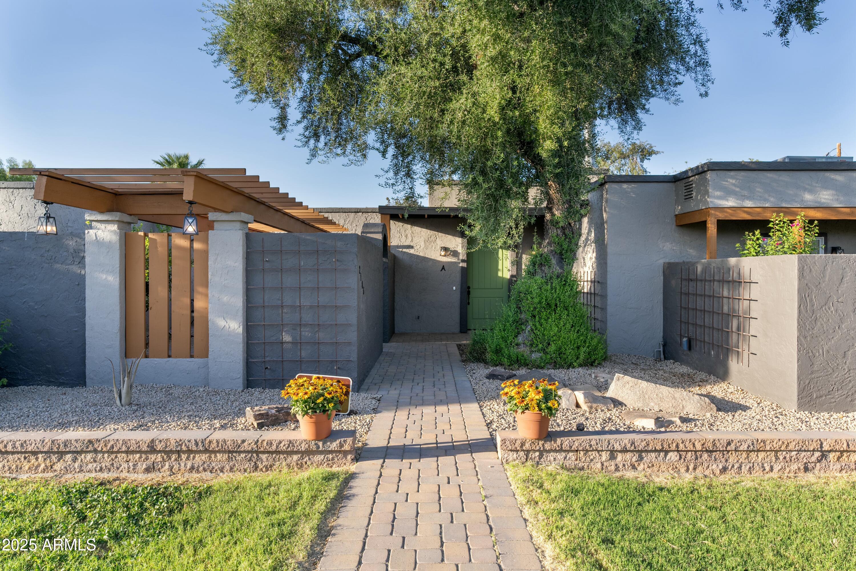 2106 W SHAWNEE Drive