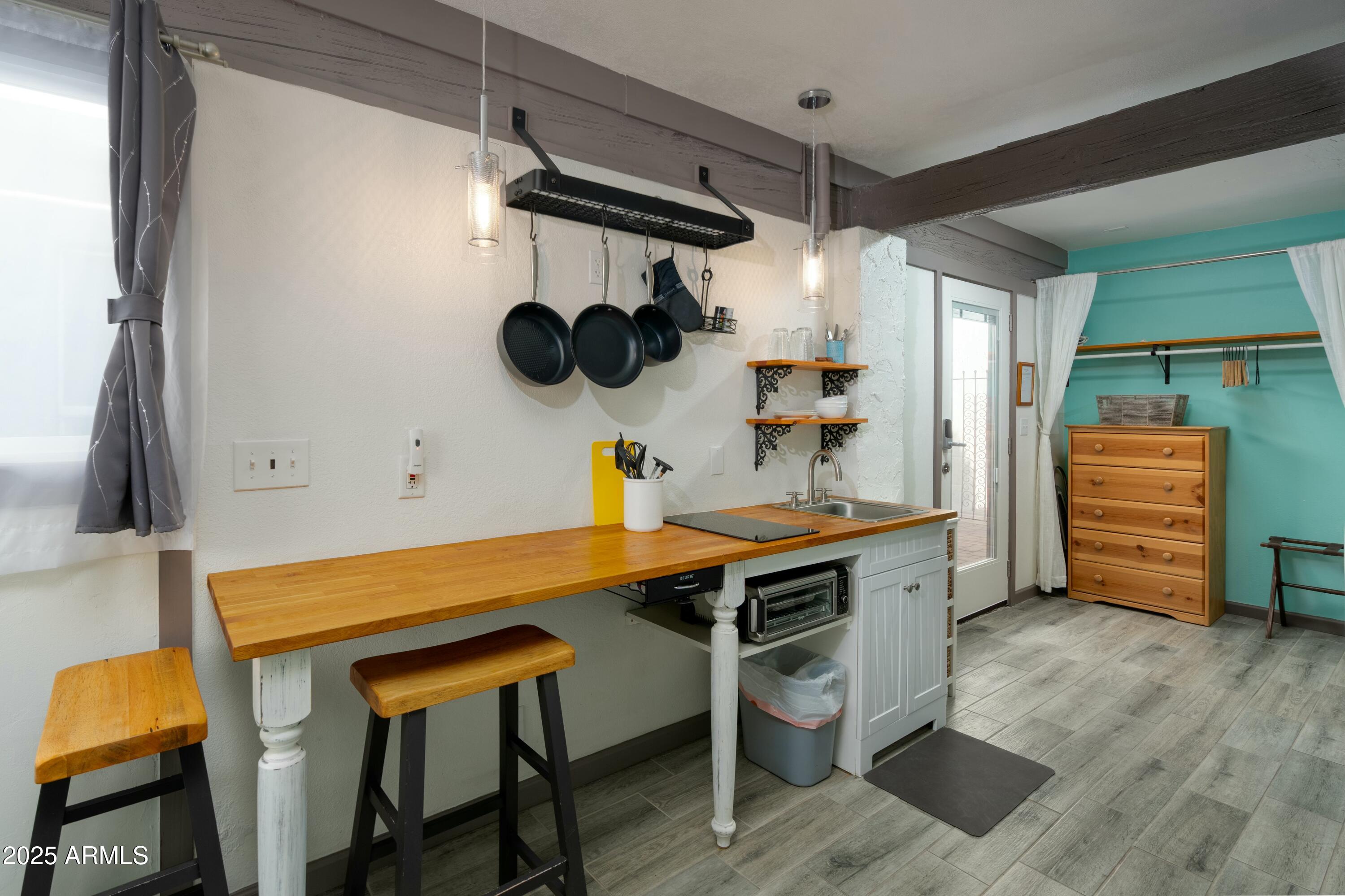 2106 W SHAWNEE Drive