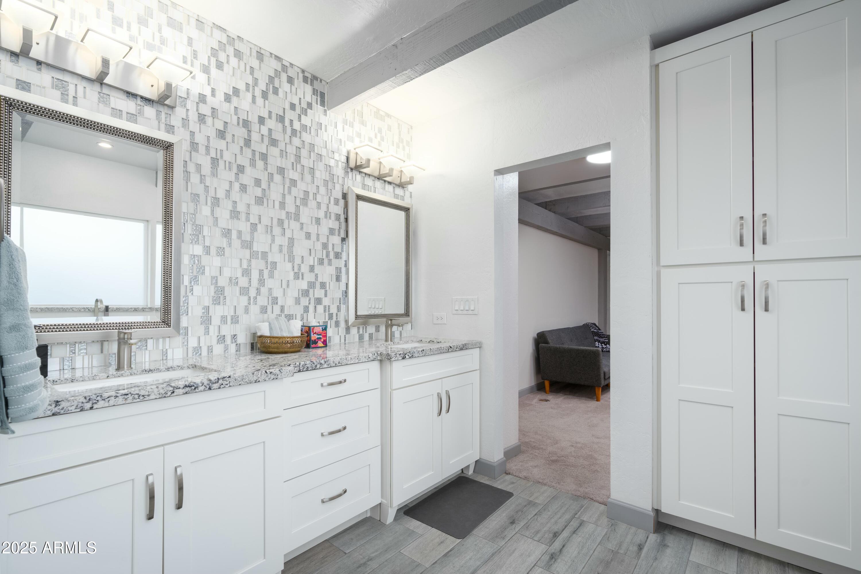 2106 W SHAWNEE Drive