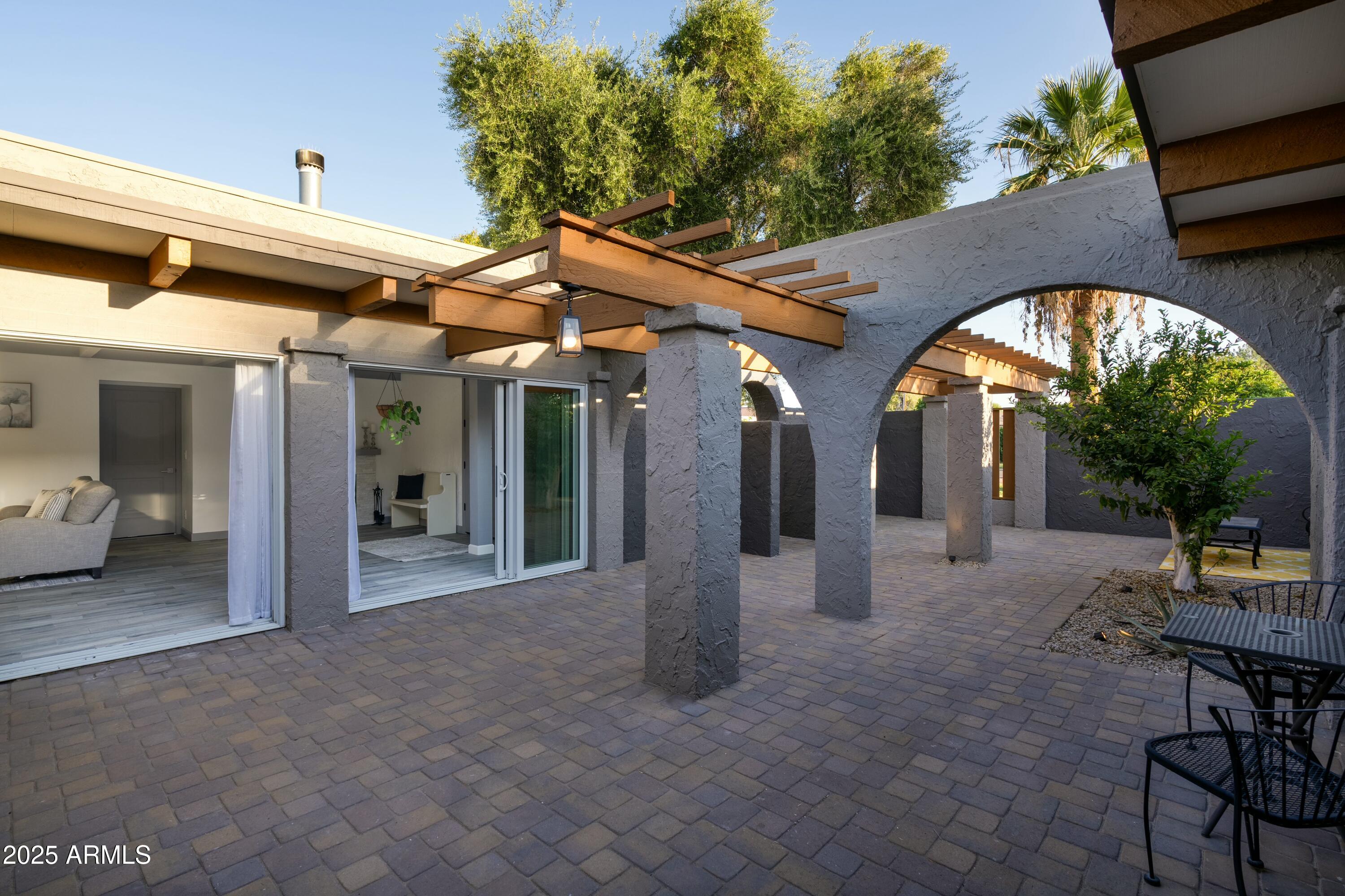 2106 W SHAWNEE Drive