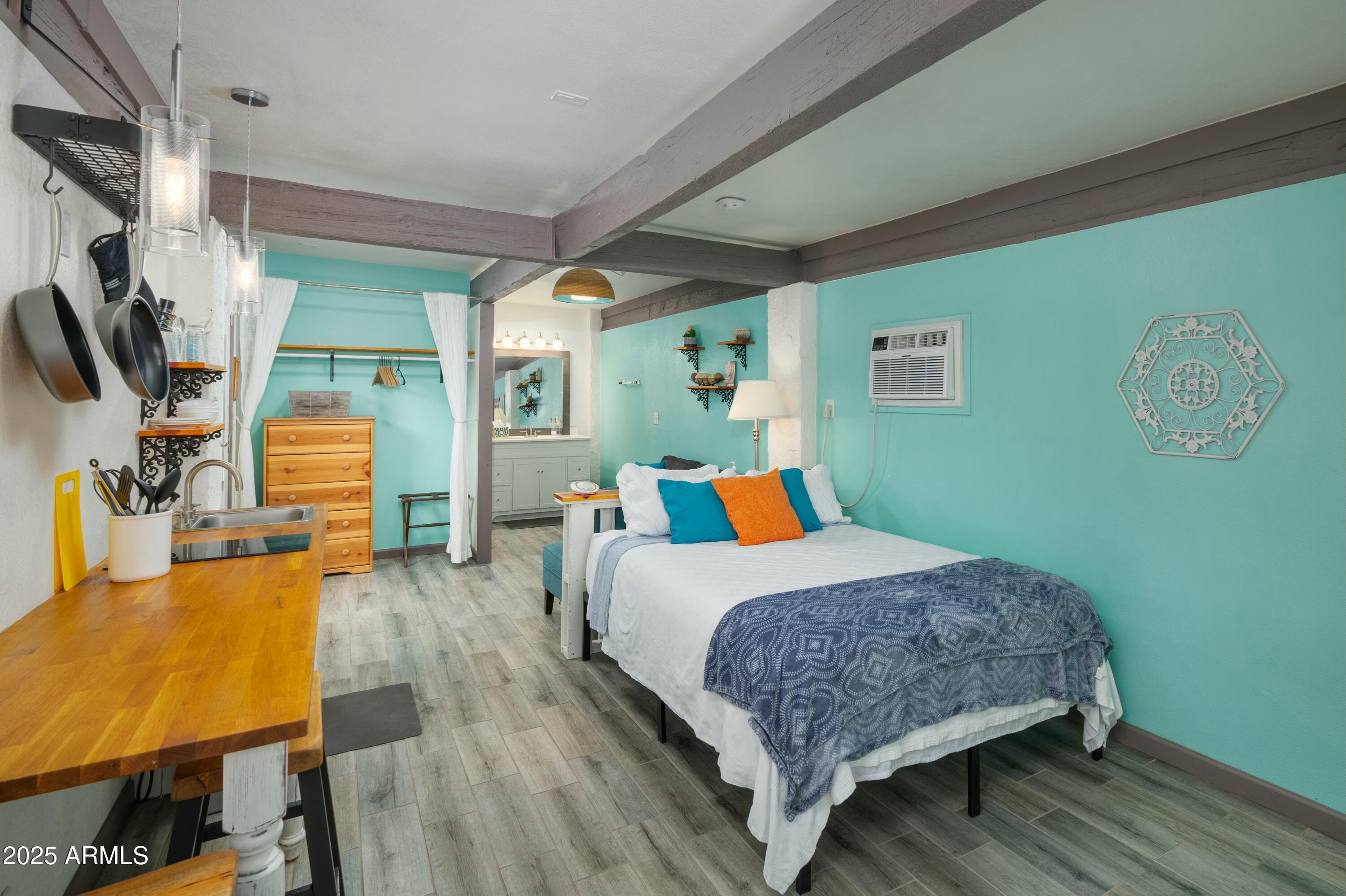 2106 W SHAWNEE Drive