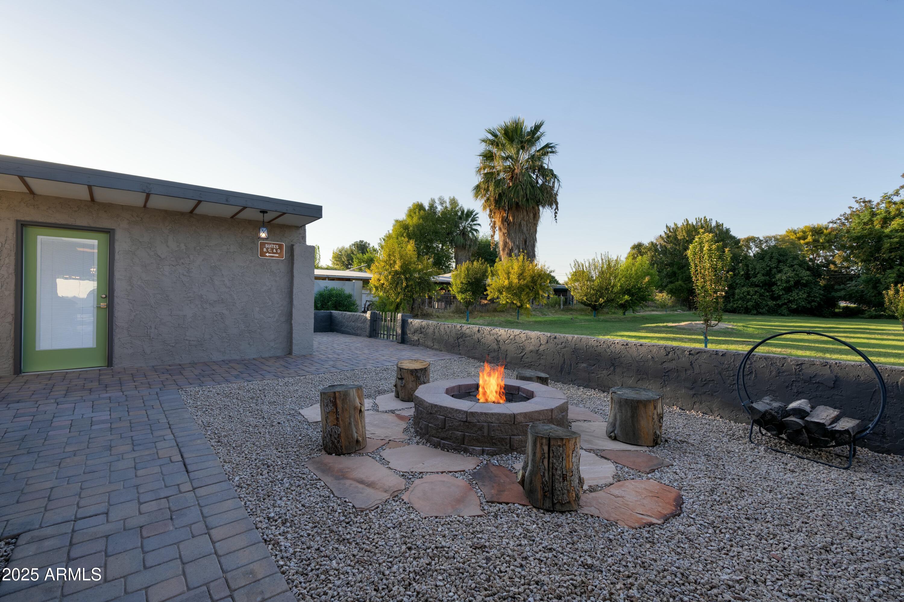 2106 W SHAWNEE Drive