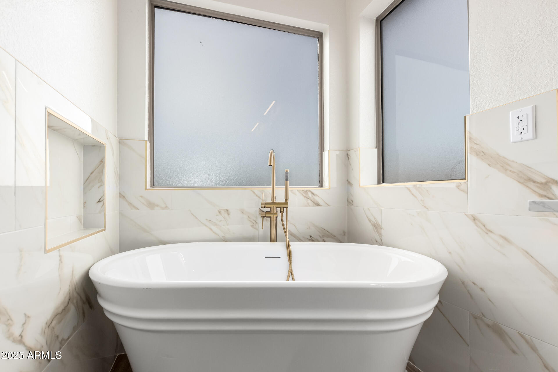 6338 W HILTON Avenue