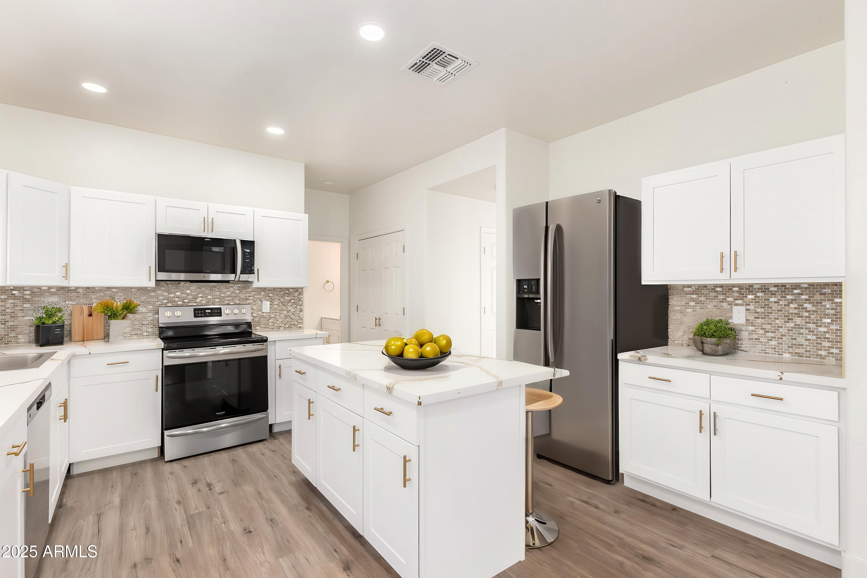 6338 W HILTON Avenue