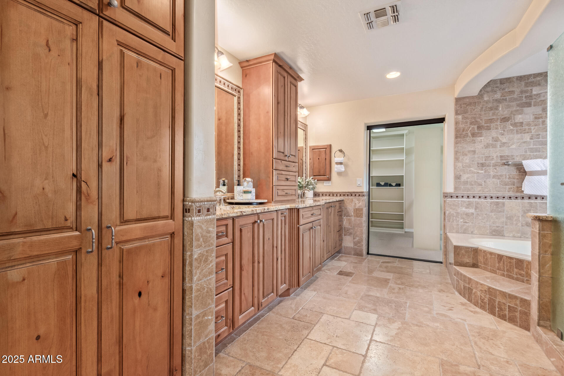 2625 W OAKLAND Street