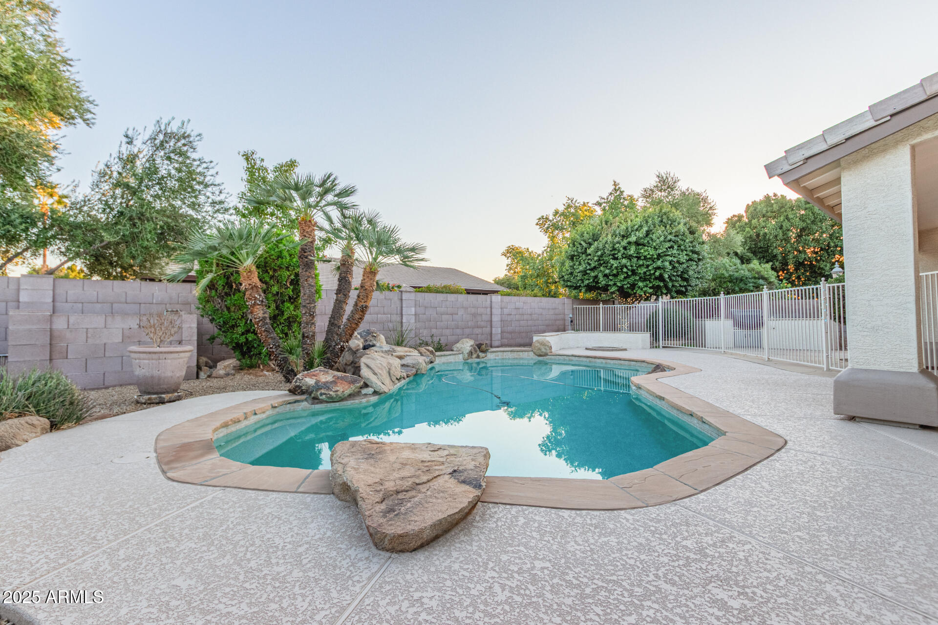 2625 W OAKLAND Street