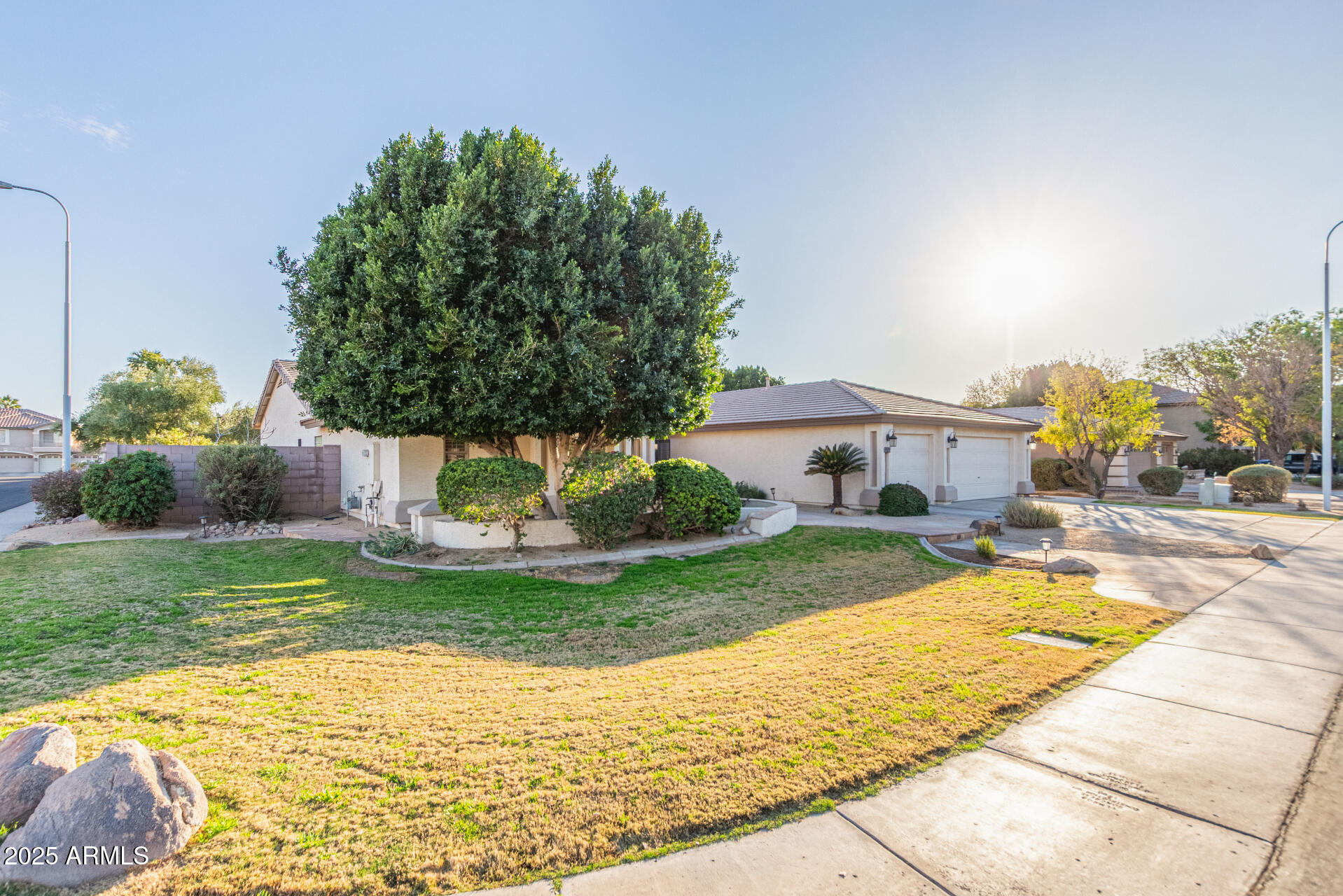 2625 W OAKLAND Street