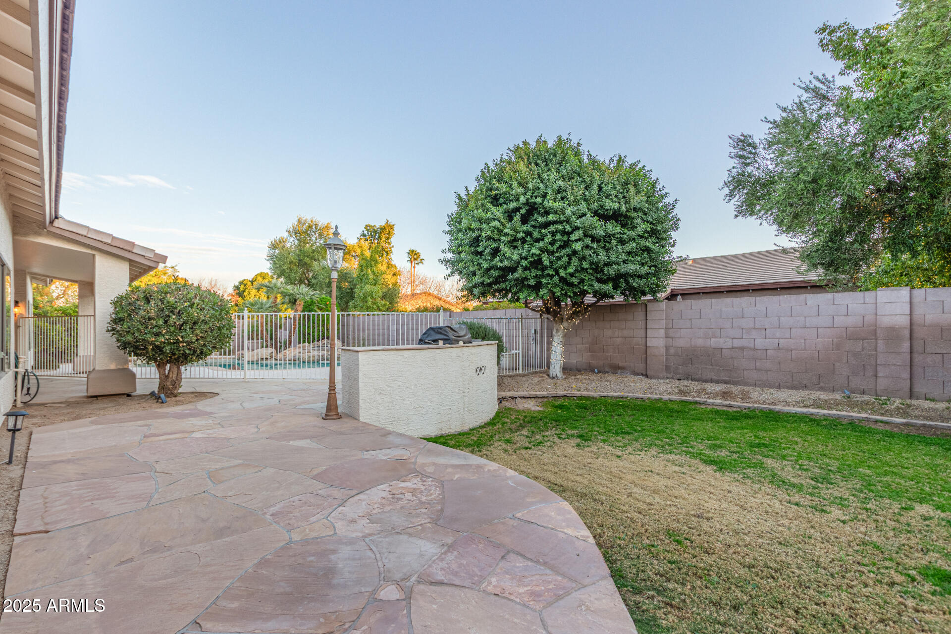 2625 W OAKLAND Street