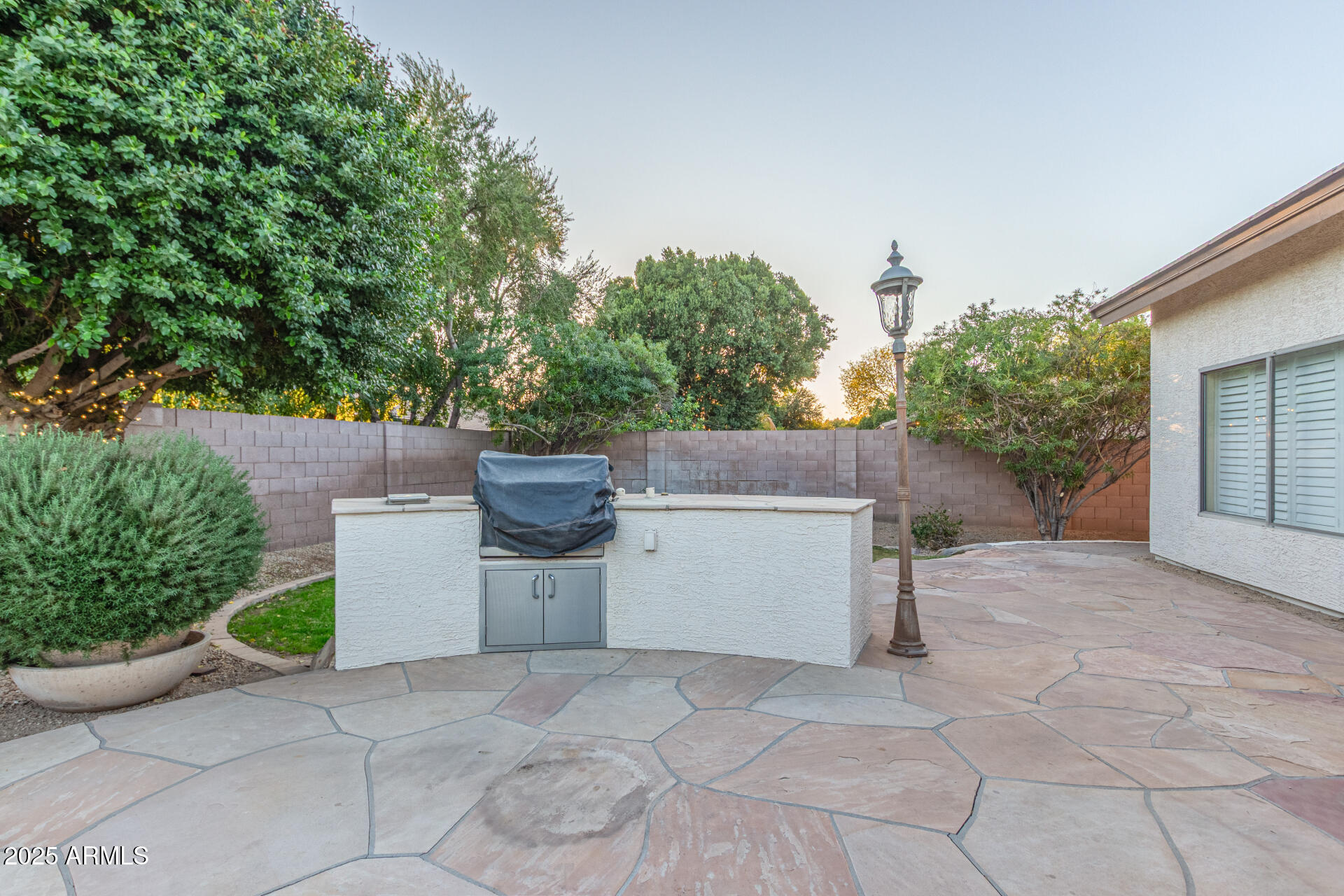 2625 W OAKLAND Street