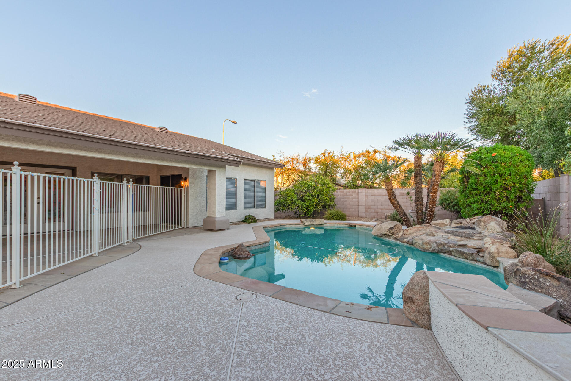 2625 W OAKLAND Street