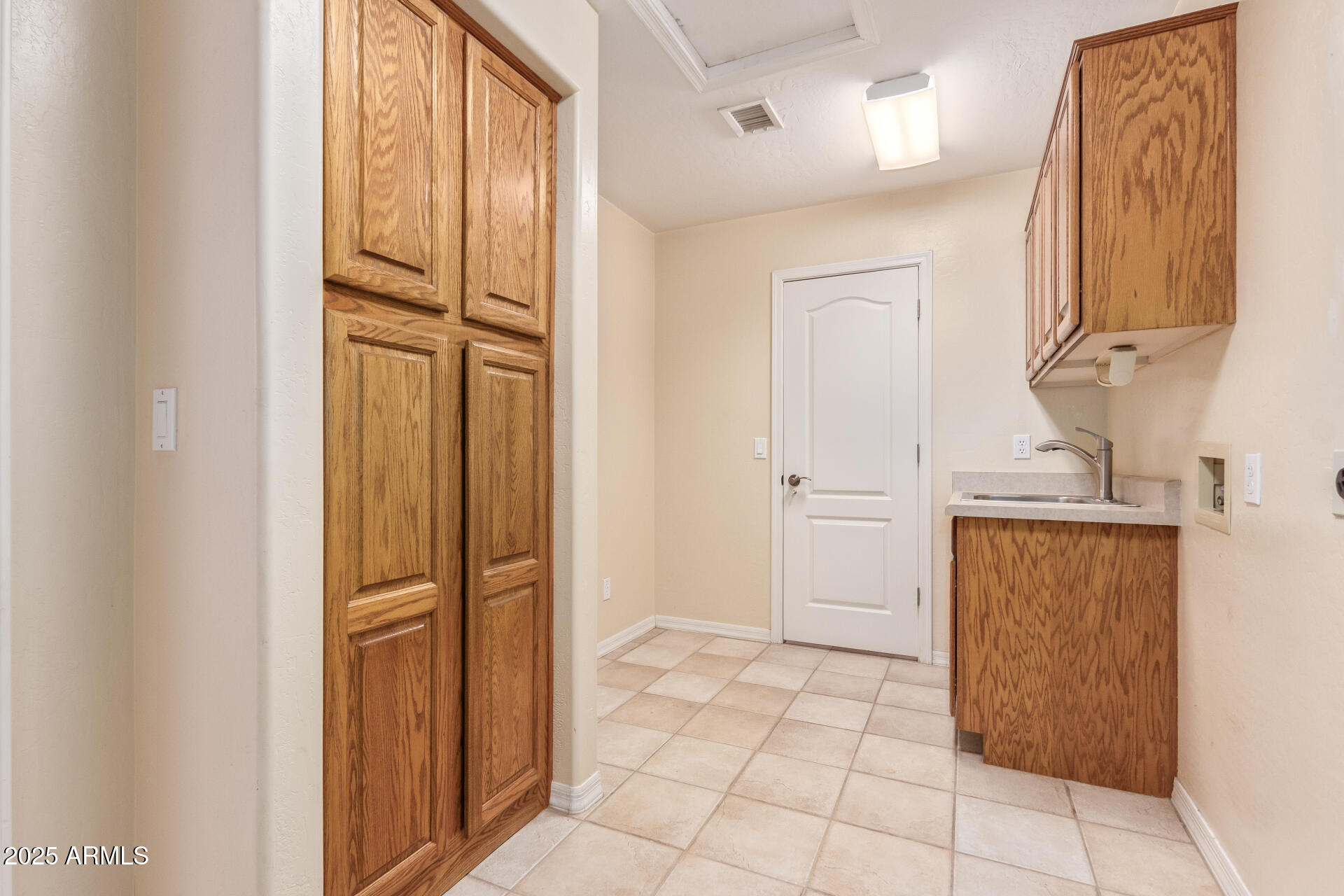 2625 W OAKLAND Street