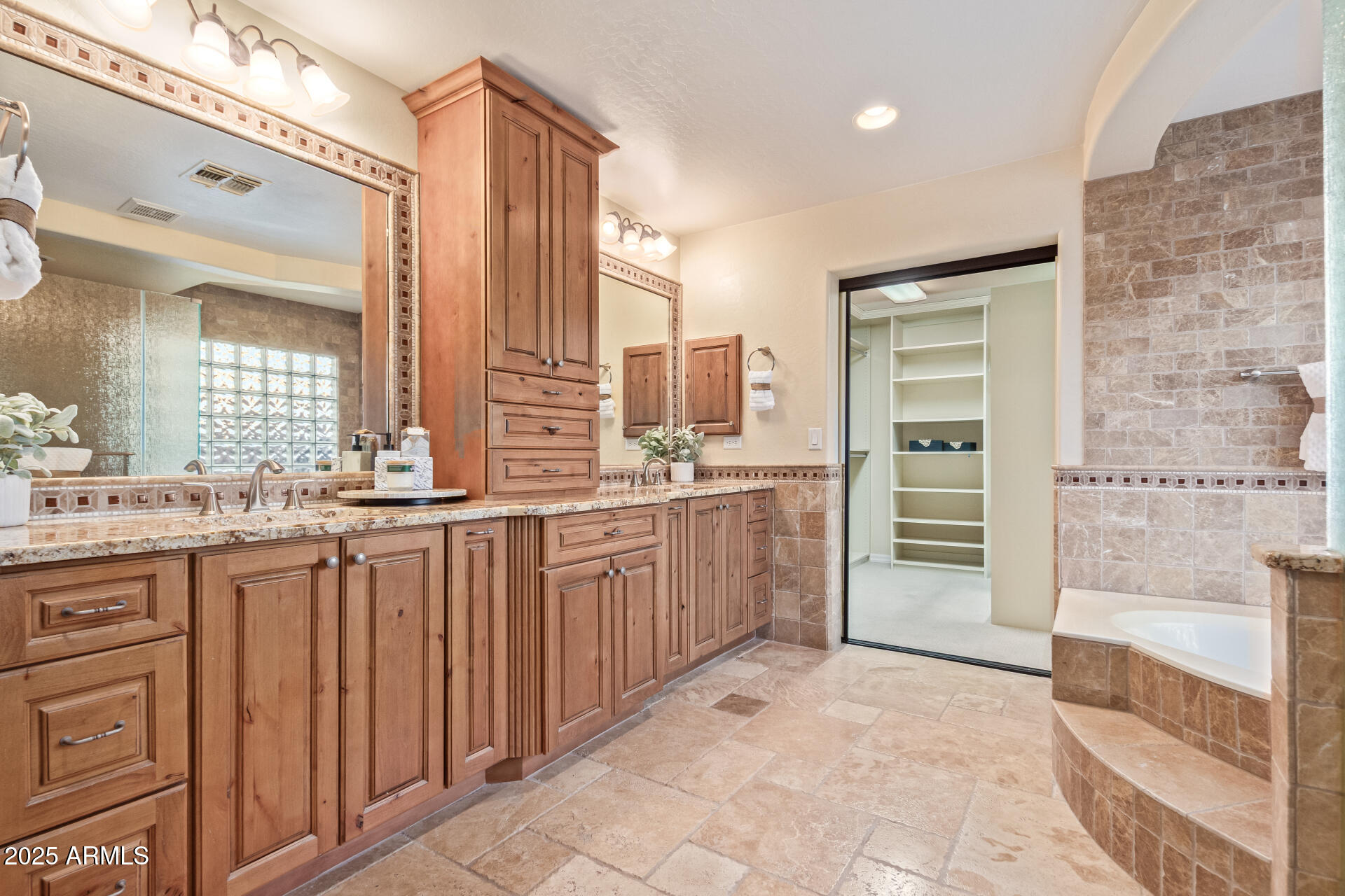 2625 W OAKLAND Street