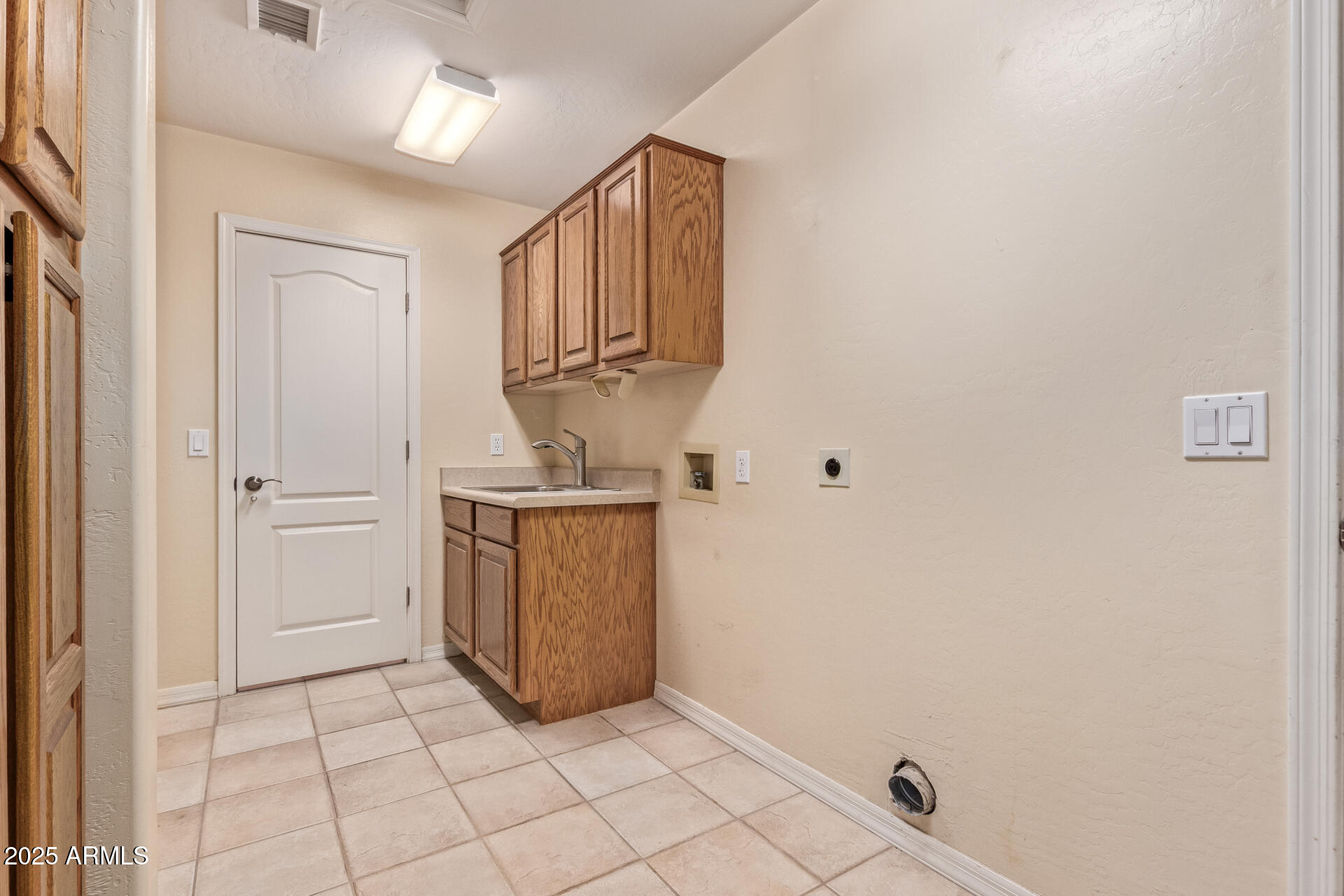 2625 W OAKLAND Street