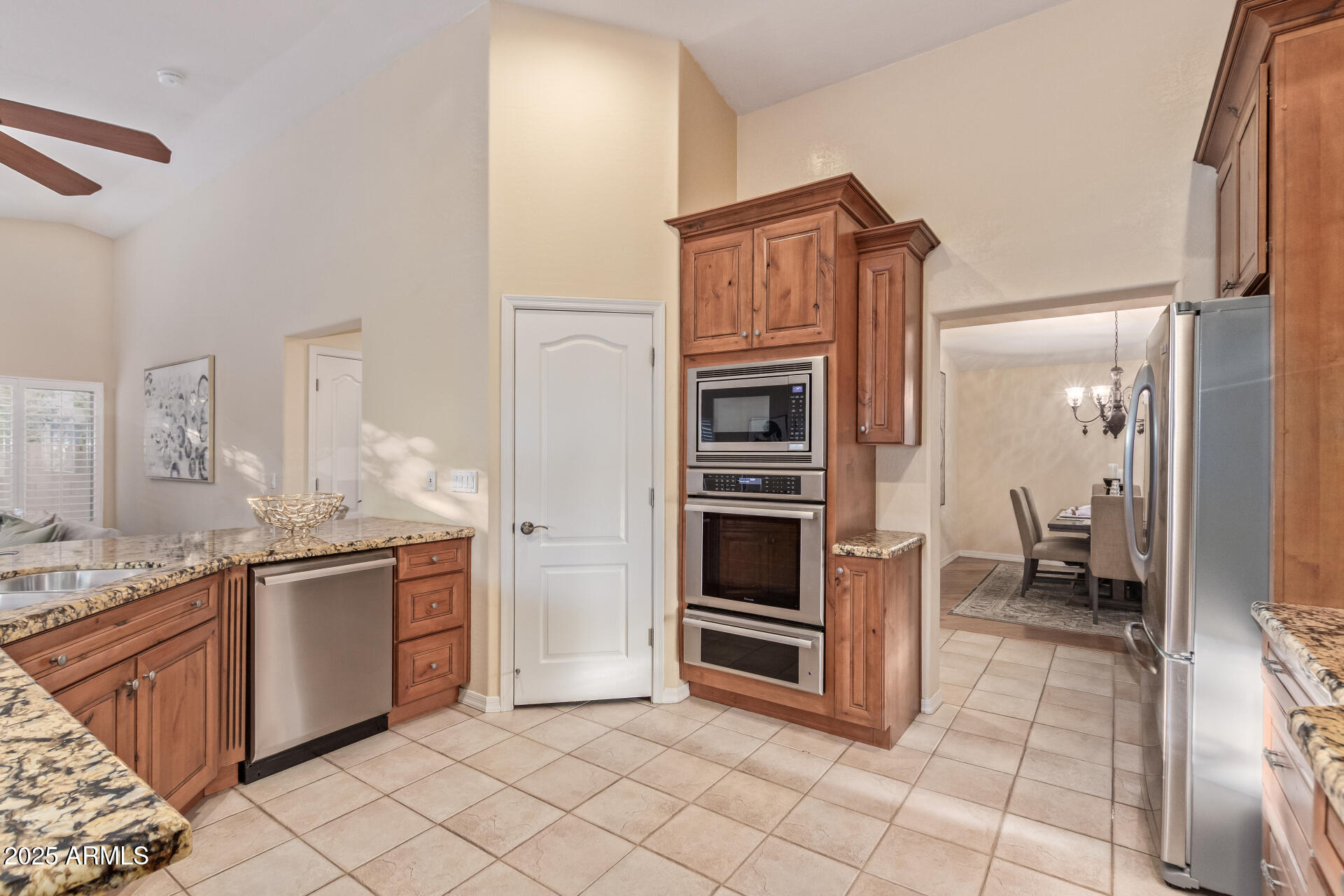 2625 W OAKLAND Street