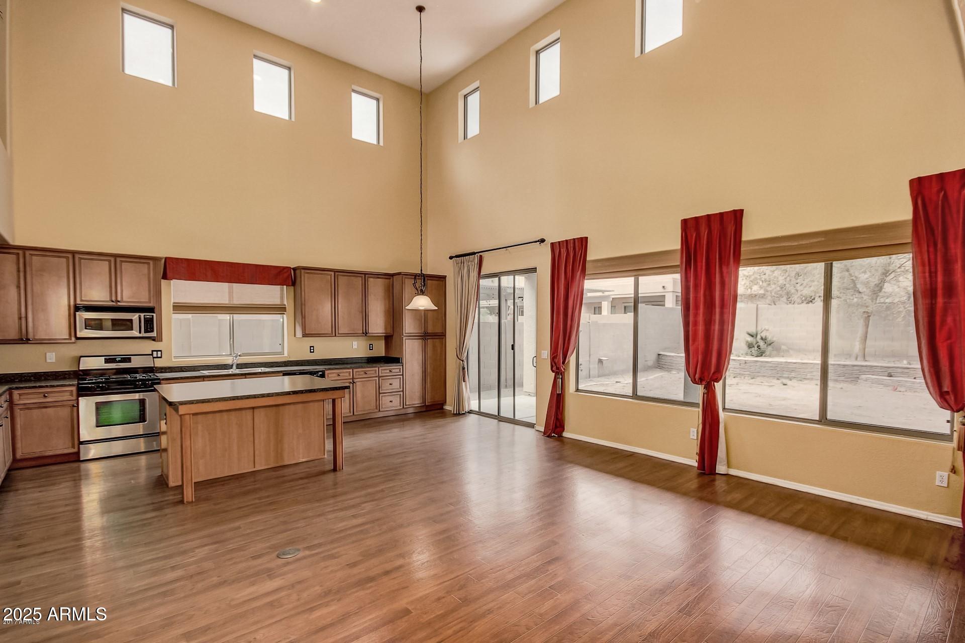 2716 W CEDARWOOD Lane