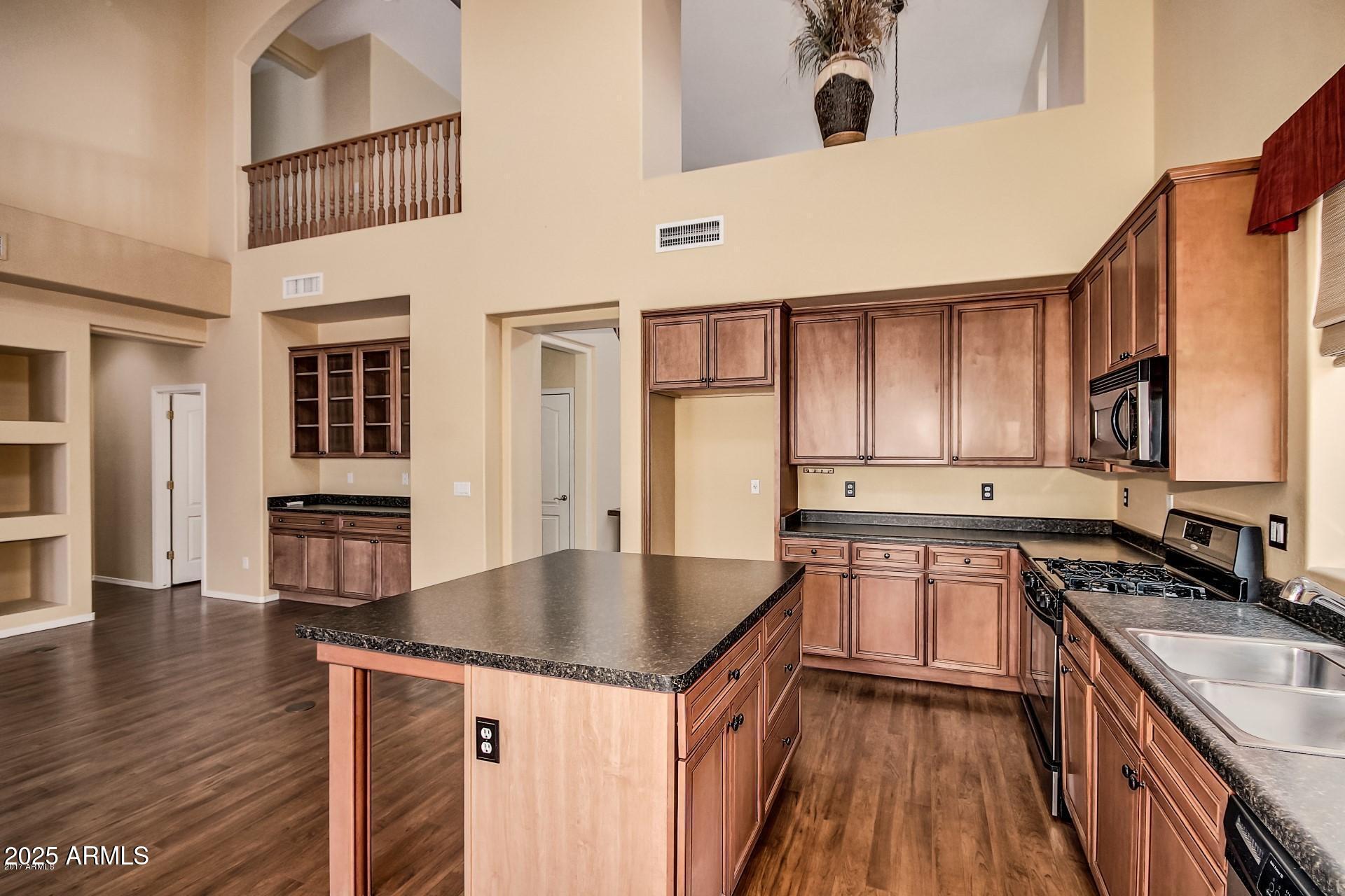 2716 W CEDARWOOD Lane