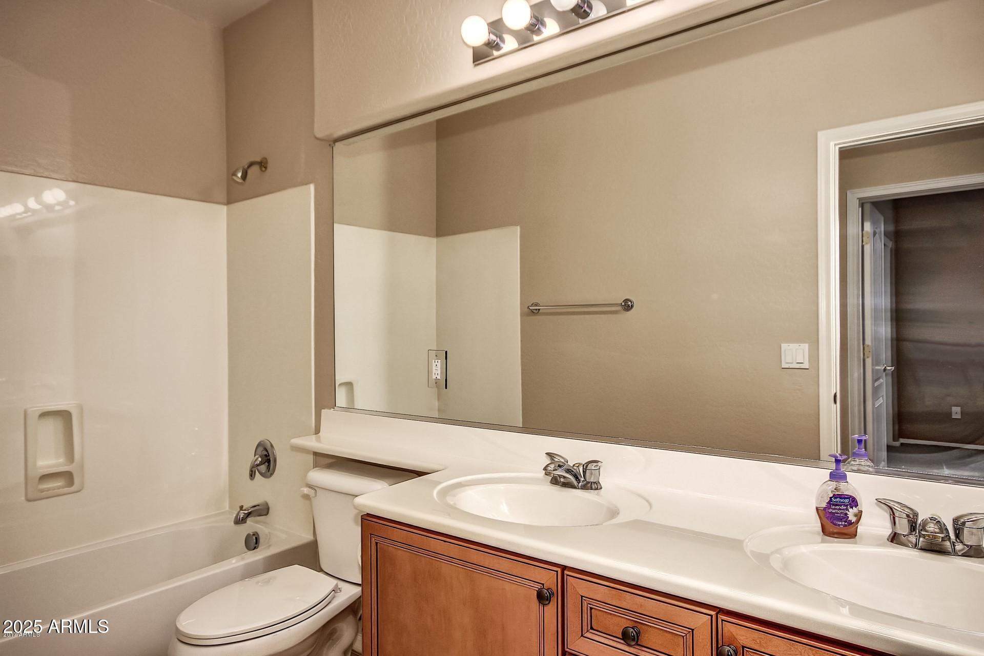 2716 W CEDARWOOD Lane