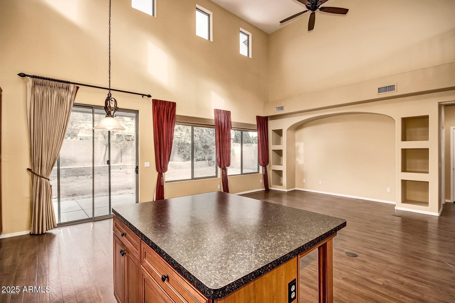 2716 W CEDARWOOD Lane