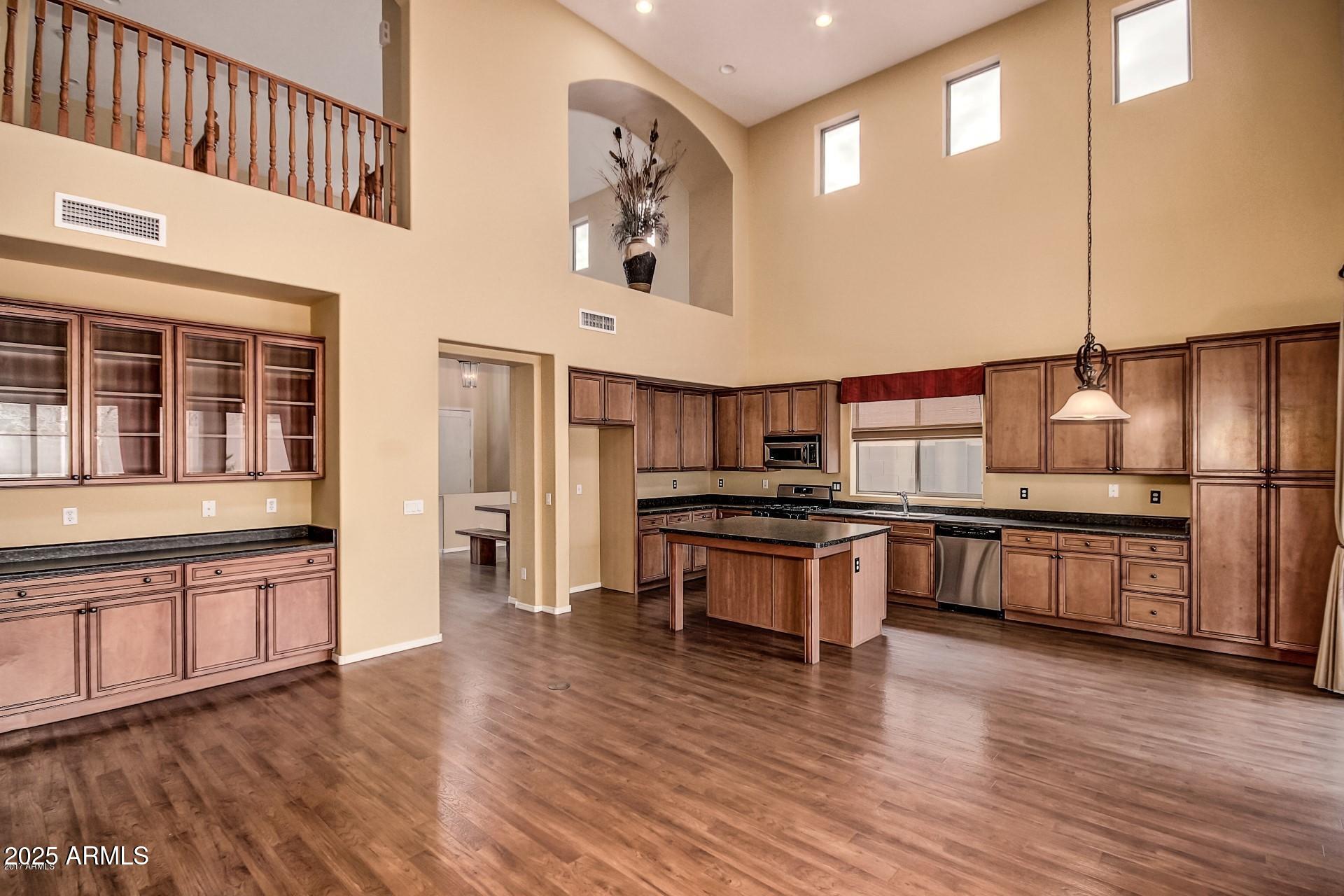 2716 W CEDARWOOD Lane