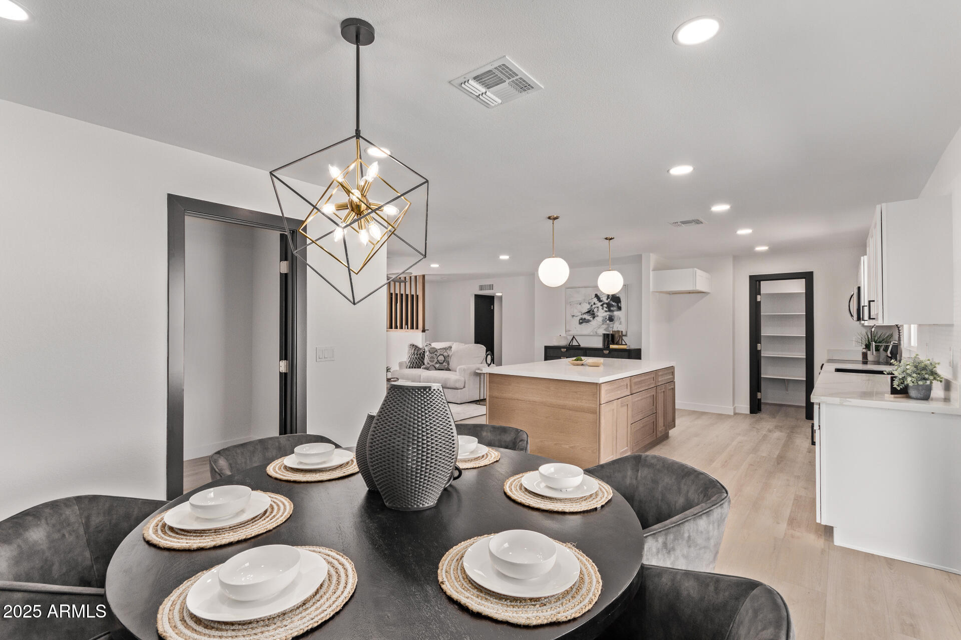 1922 W JOAN DE ARC Avenue