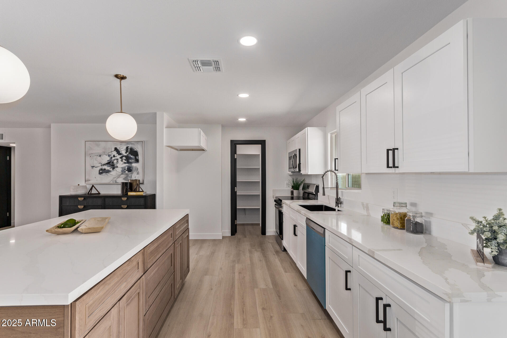 1922 W JOAN DE ARC Avenue