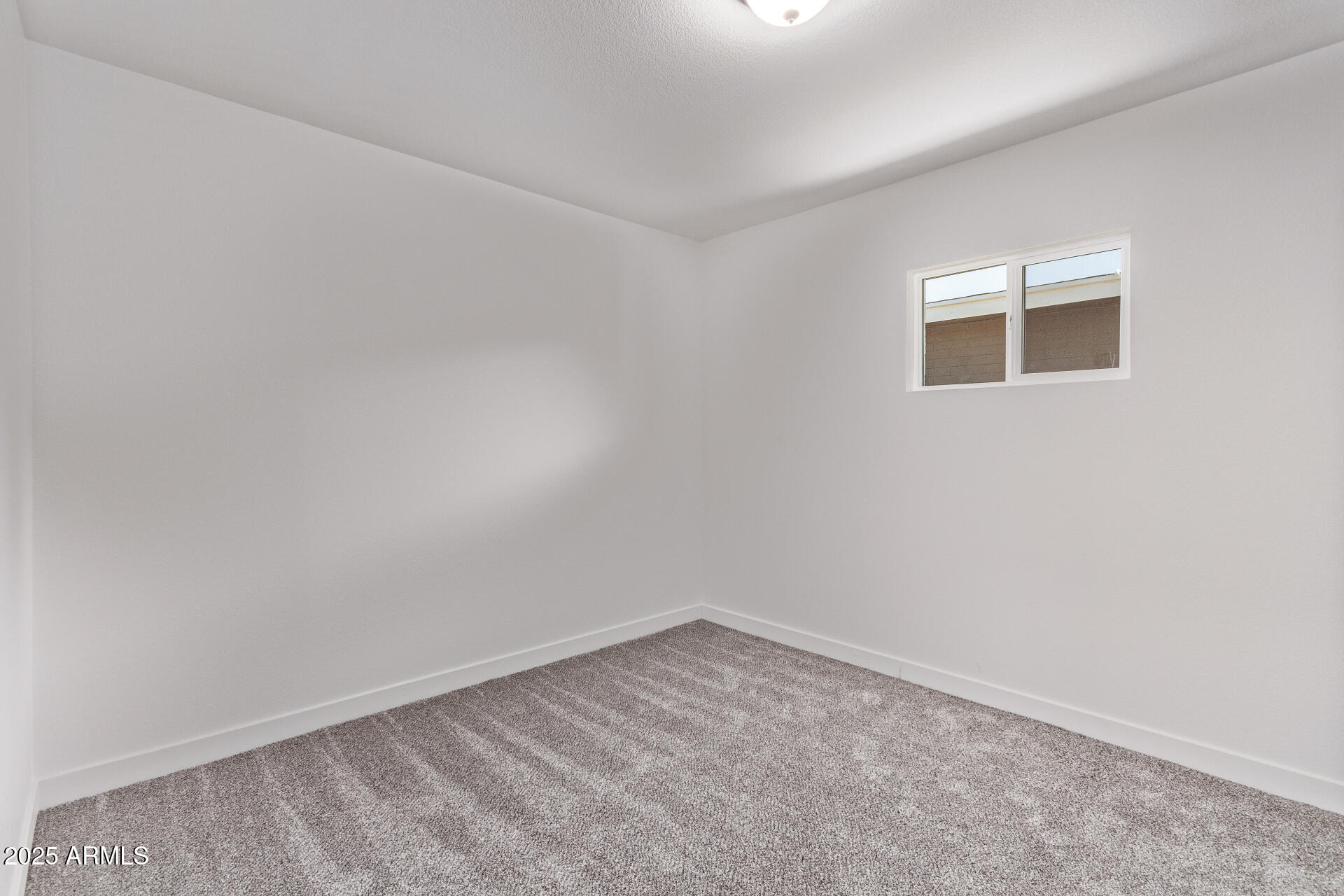 1922 W JOAN DE ARC Avenue