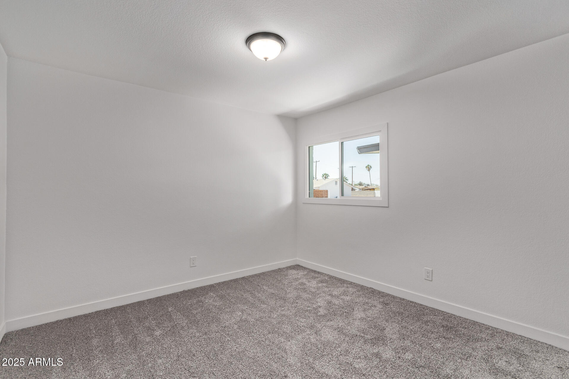 1922 W JOAN DE ARC Avenue