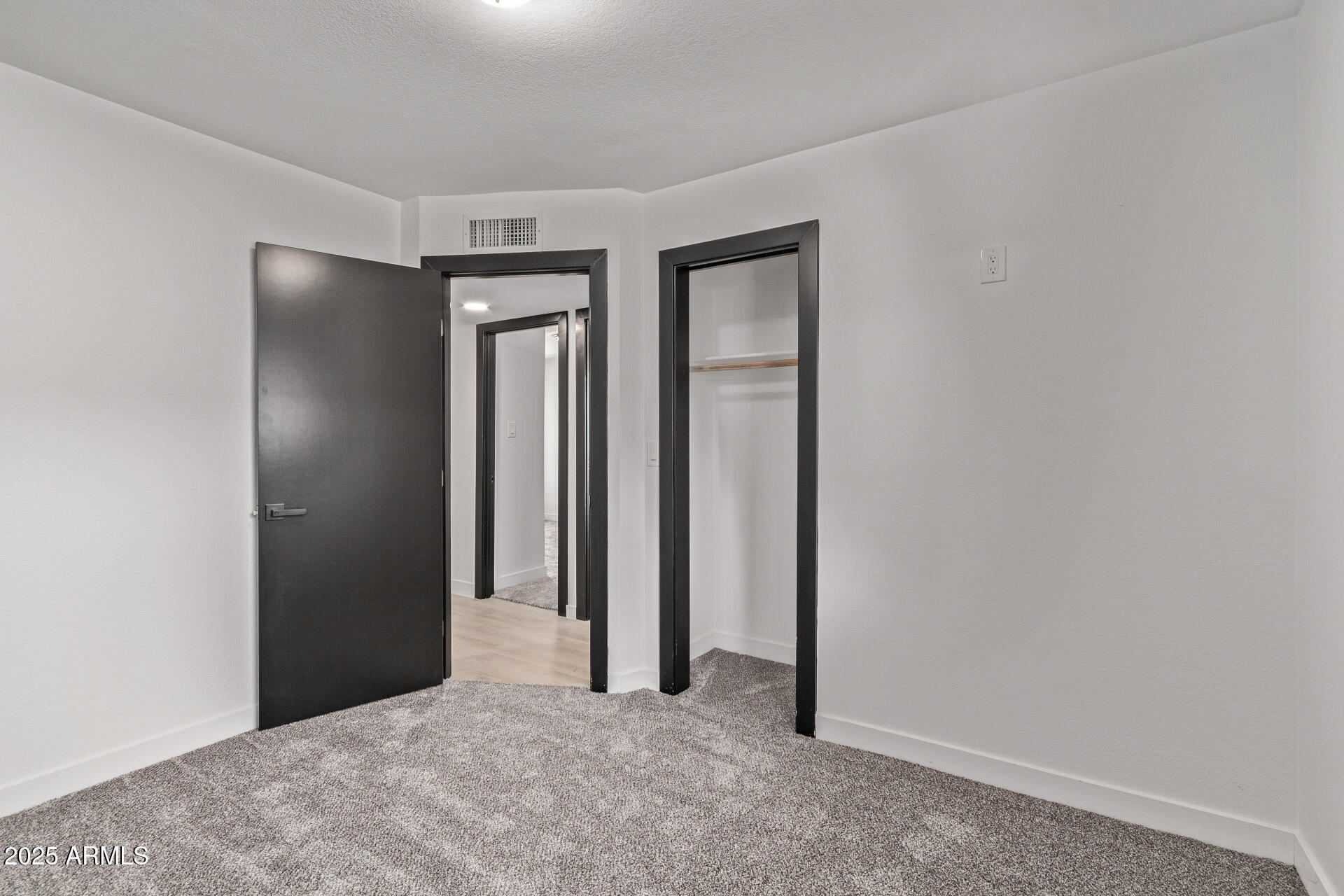 1922 W JOAN DE ARC Avenue