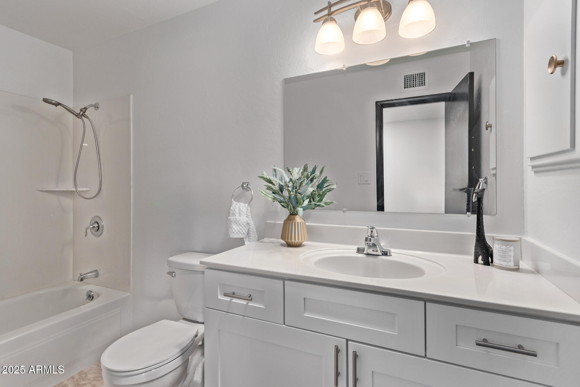 1922 W JOAN DE ARC Avenue