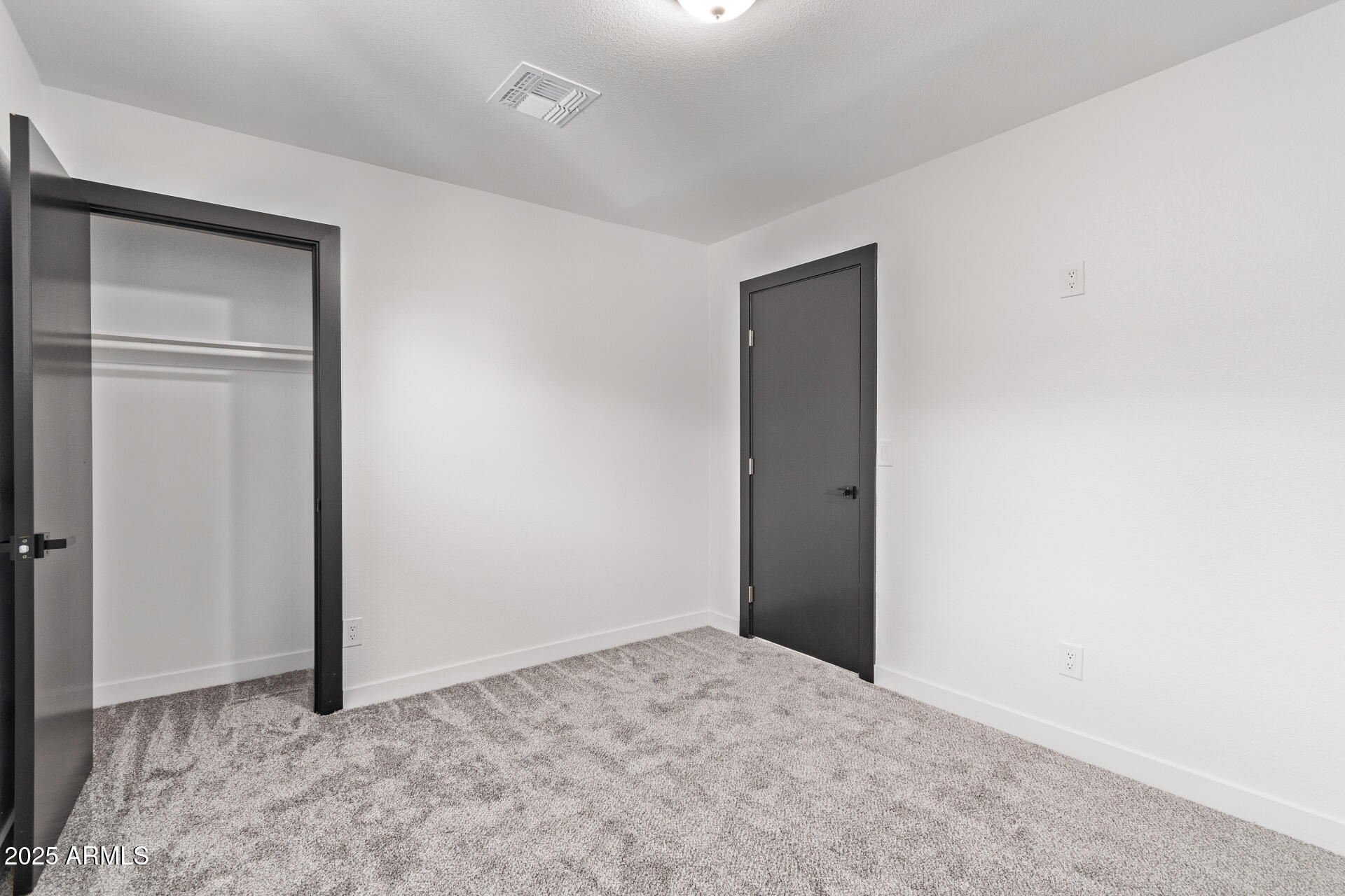 1922 W JOAN DE ARC Avenue