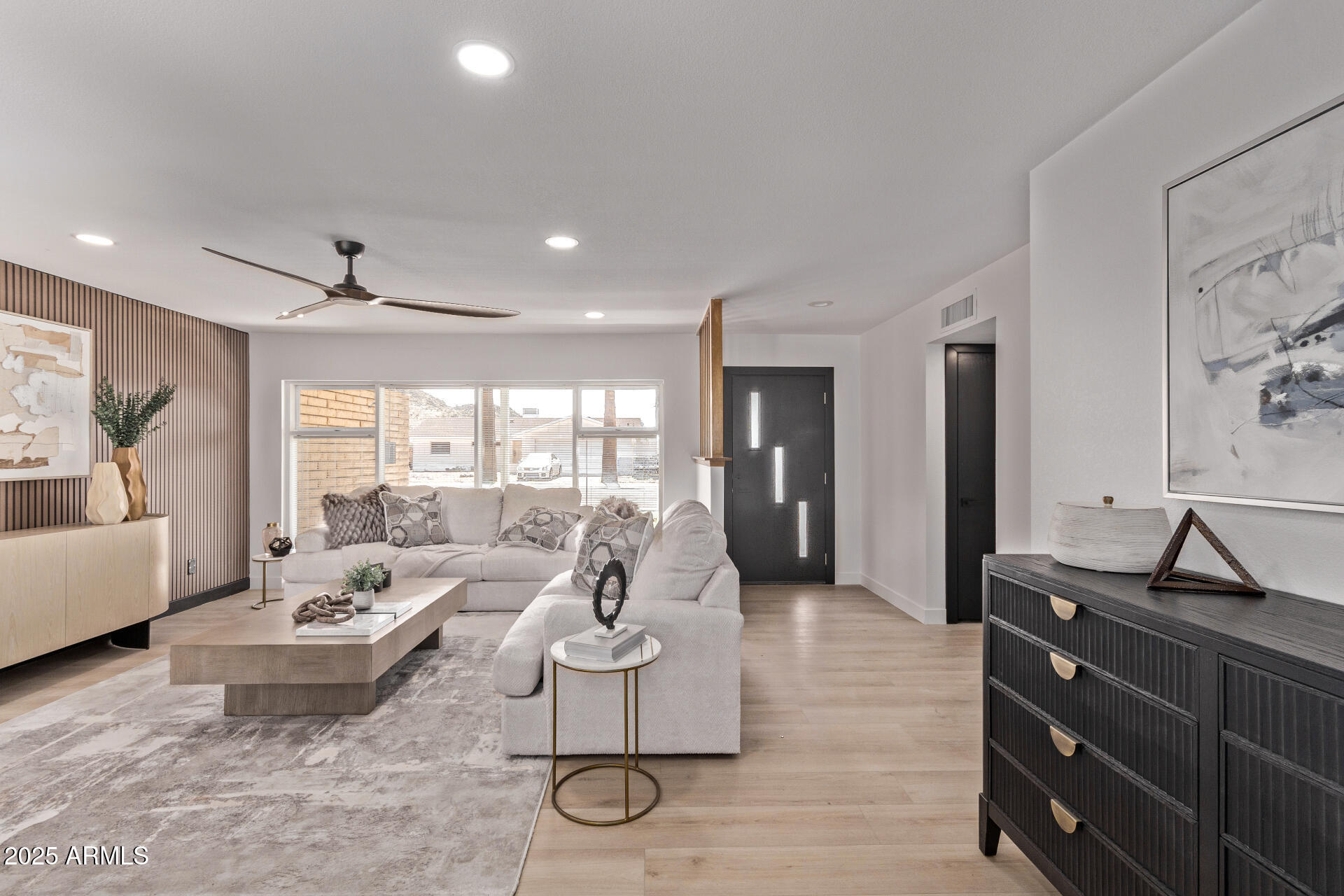 1922 W JOAN DE ARC Avenue