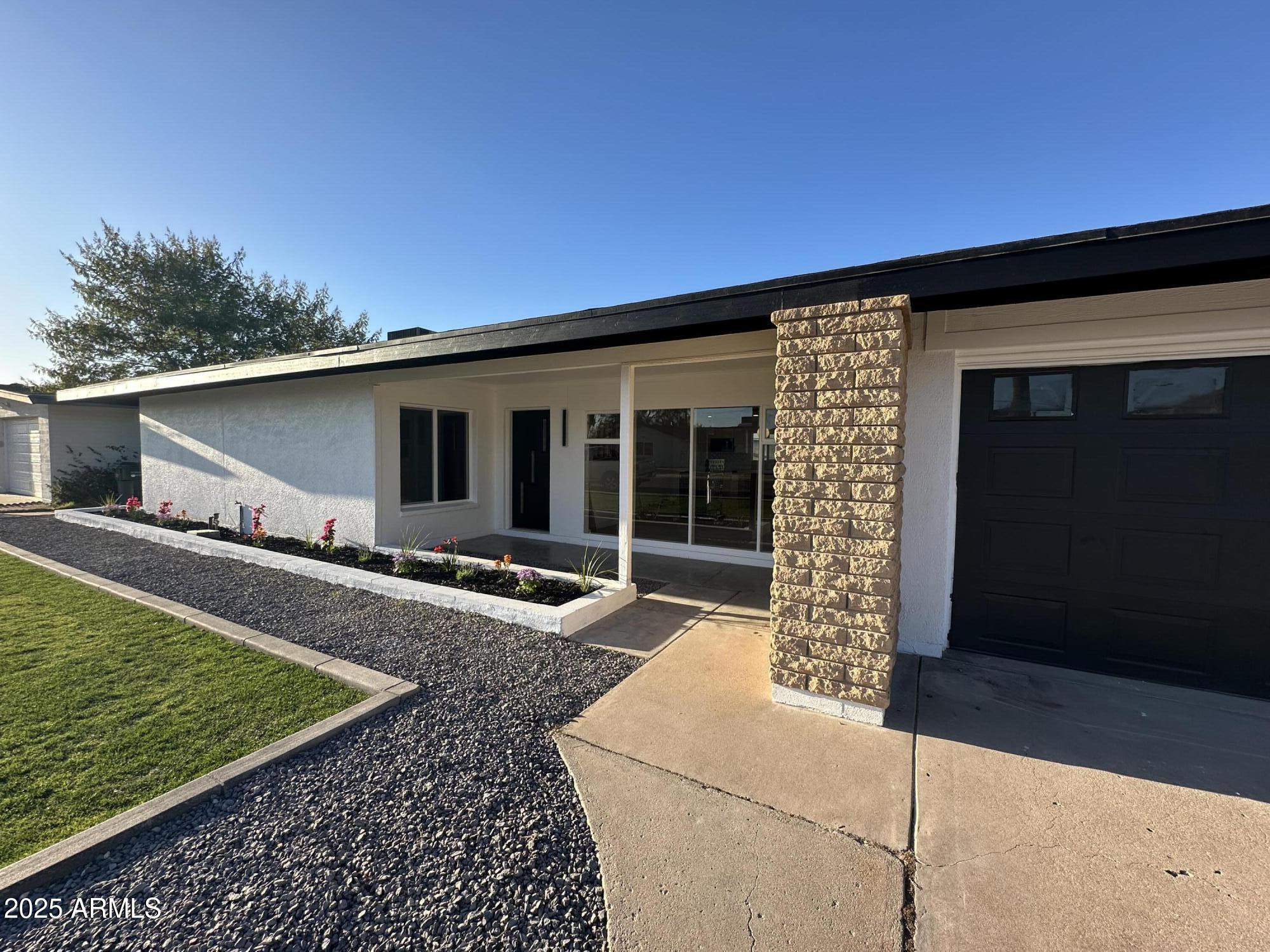 1922 W JOAN DE ARC Avenue