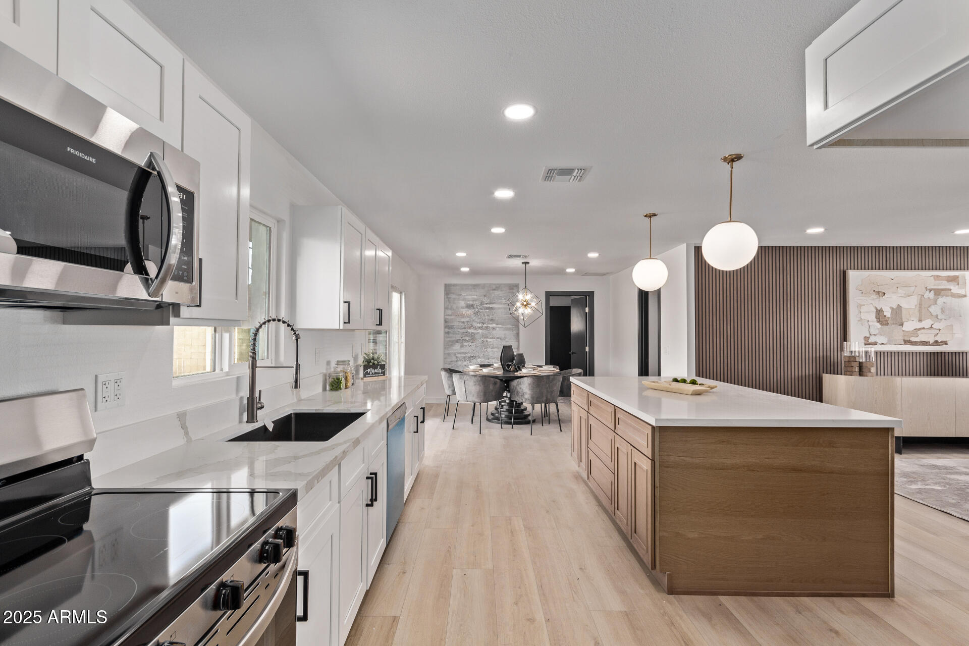 1922 W JOAN DE ARC Avenue