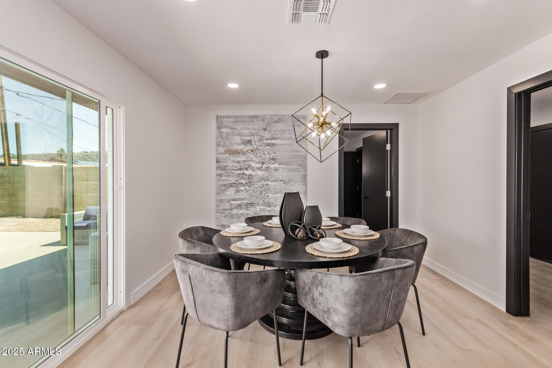 1922 W JOAN DE ARC Avenue